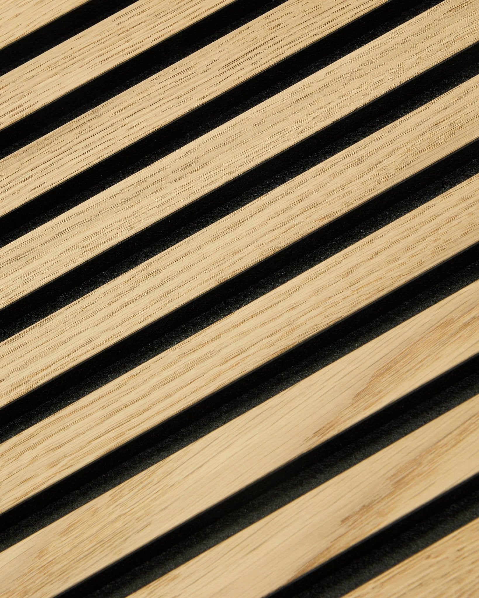Närbild av WoodUpp Original Akupanel Akustikpanel med Classic Oak-ribbor, black filtbaksida och MDF, i måttet 300x60 cm för moderna nordiska interiörer.