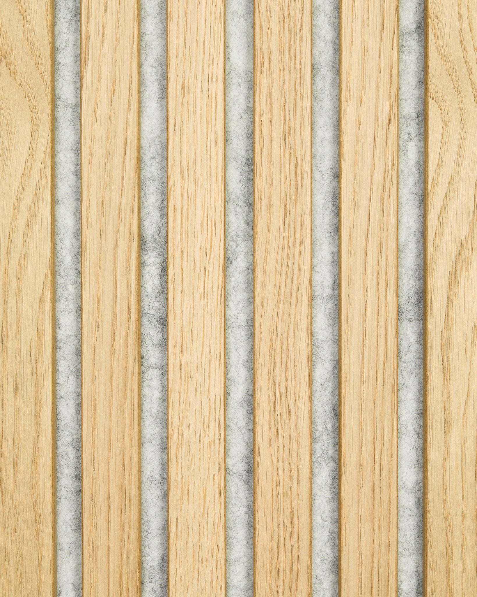 Akupanel prov från WoodUpp i Classic Oak med alternerande trästavar och filtpaneler i grey, som visar en modern, geometrisk nordisk Akustikpanel design.