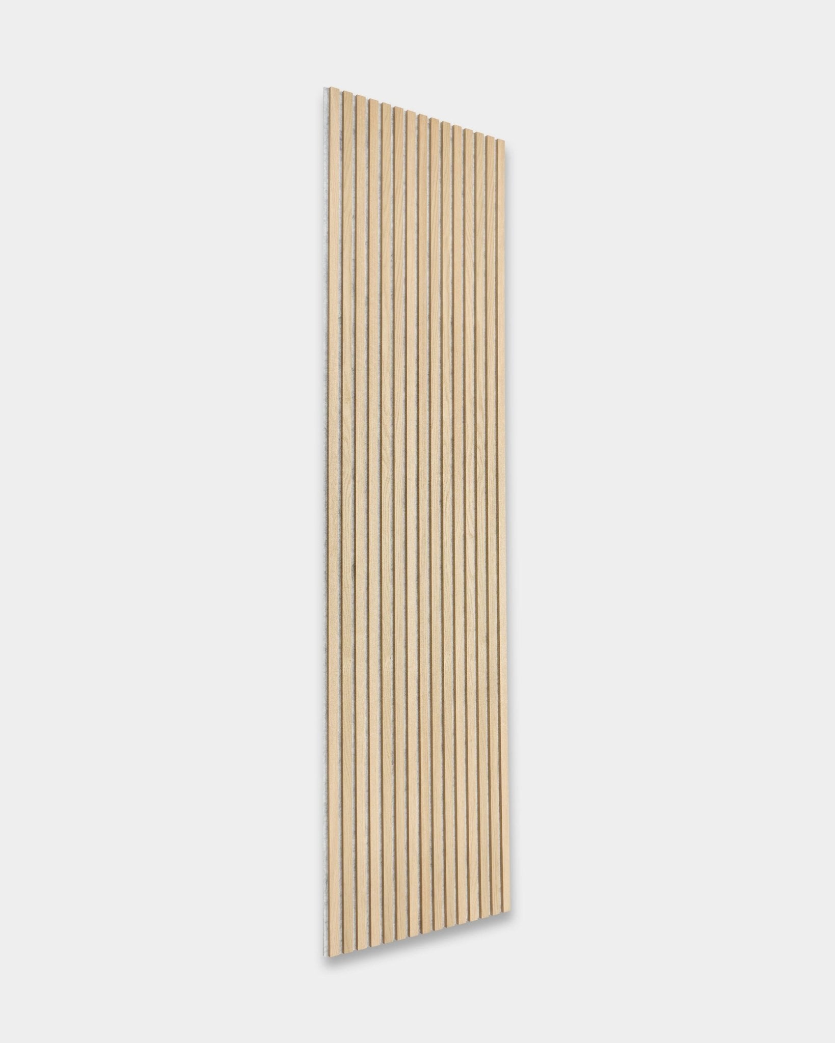 Akupanel Akustikpanel från WoodUpp i Classic Oak med grey filt (300x60 cm) skapar en minimalistisk nordisk kontrast mot ljusa väggar.