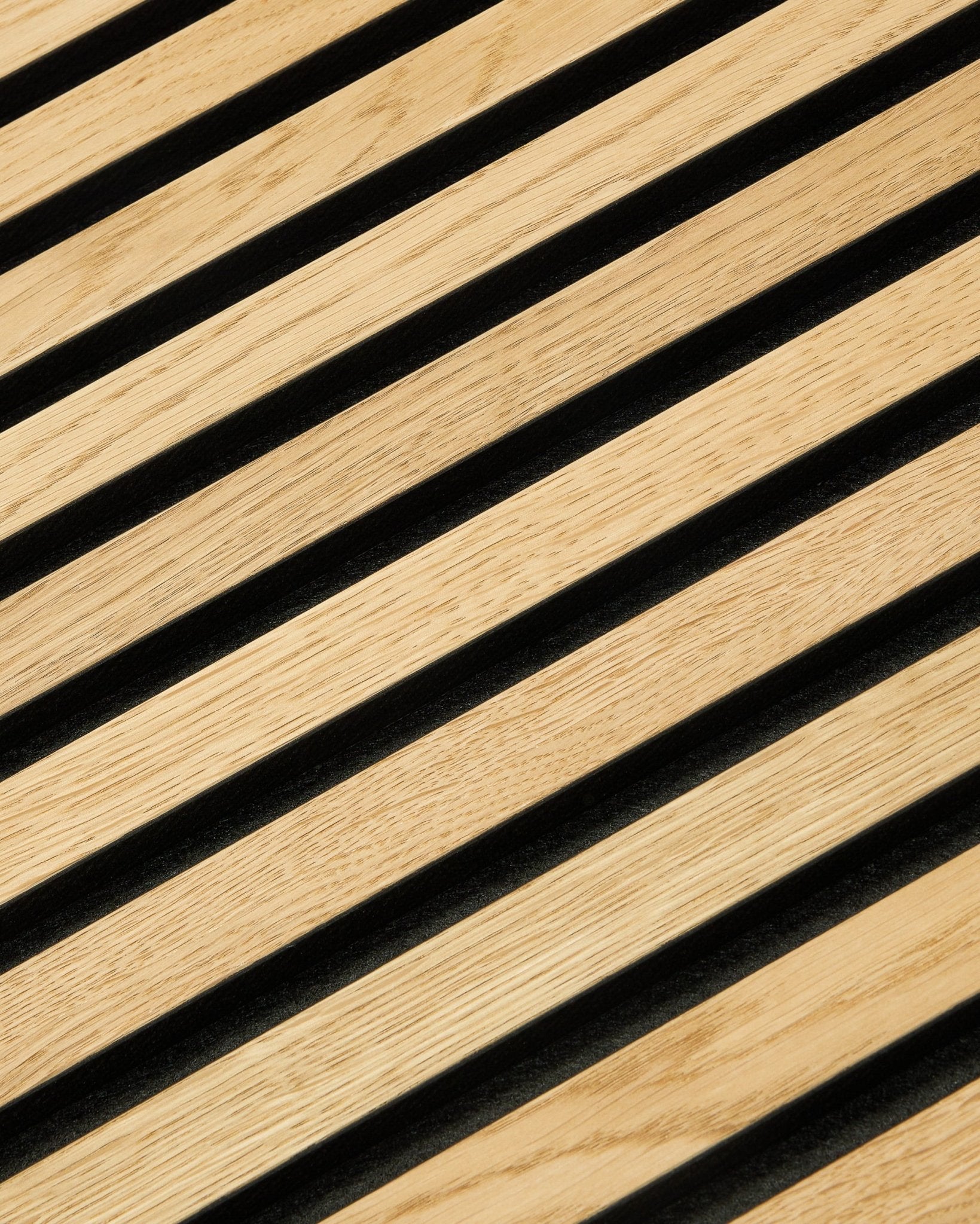 Närbild av WoodUpp Akupixel Rustic Natural Oak Akustikpanel, 60x60 cm, med ett modernt nordiskt geometriskt mönster med diagonala linjer och black mellanrum.