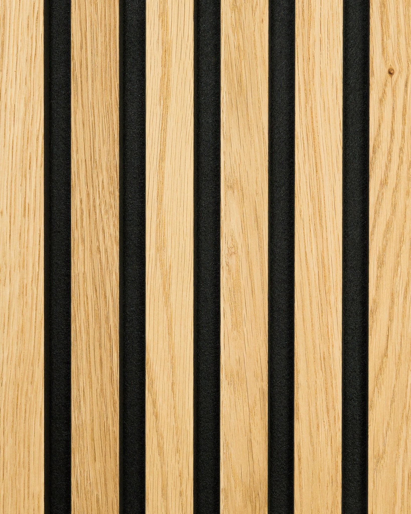 Närbild av WoodUpp Akupanel Rustic-prov i Natural Oak, med växlande ribbor i ljust trä och akustiska spår i black för ljudabsorption.