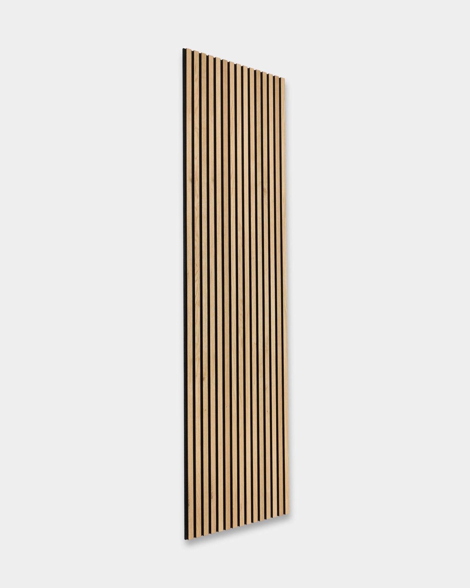 WoodUpp Akupanel i Natural Oak, 240x60 cm: Skandinavisk Akustikpanel med vertical black ribbor, monterad på en vit vägg. Nordisk minimalistisk design.