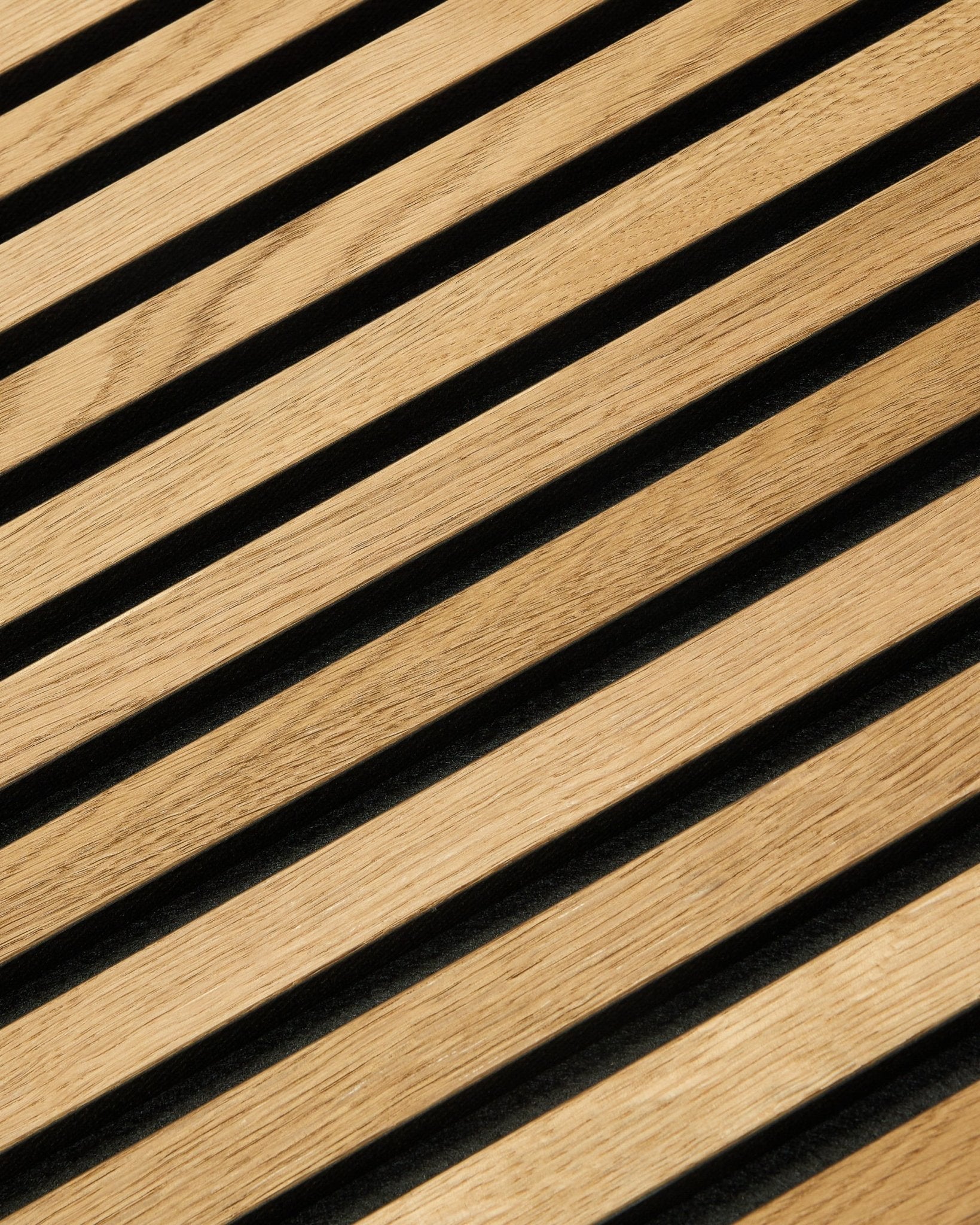 Närbild av Rustic Akupanel akustisk ribbväggspanel i Brown Oak (240 x 60 cm) från WoodUpp, som lyfter fram modern skandinavisk design och texturerade träribbor.