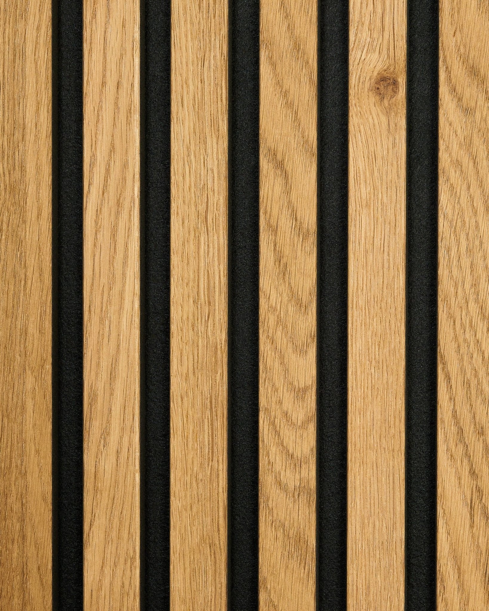 WoodUpp Akupanel i Rustic Brown Oak har vertical träribbor som varvas med black paneler och skapar en randig Akustikpanel design.