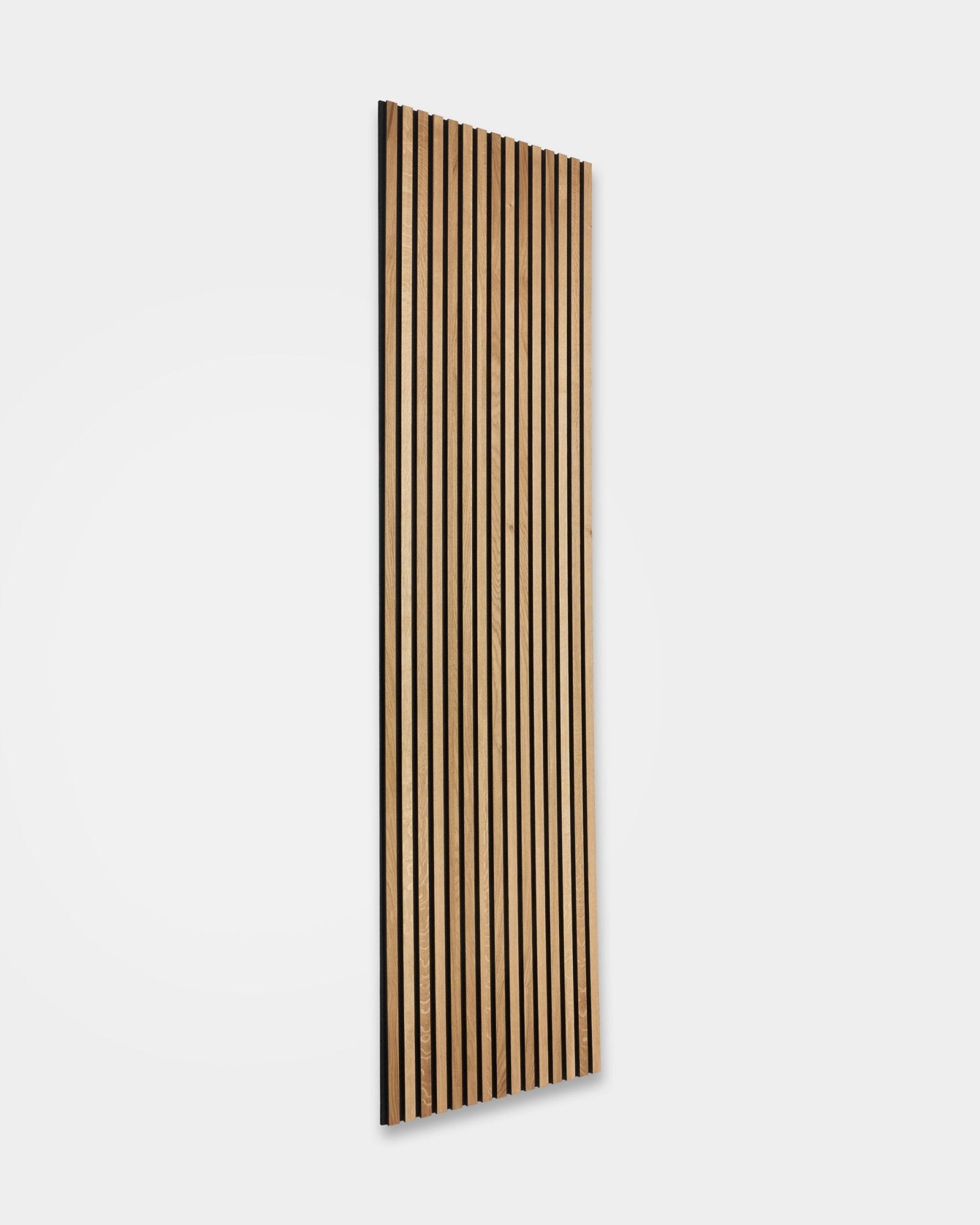 WoodUpp Akupanel Rustic i Brown Oak (240 x 60 cm) med vertical trälameller och mörka akustiska mellanrum, monterad på en enkel vit vägg för nordisk ljuddämpning.