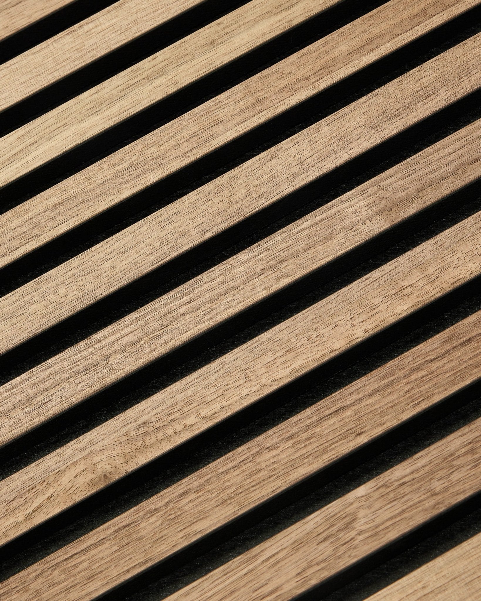 Närbild av WoodUpp Akupixel Walnut Akustikpanel (60x60 cm) med diagonala träribbor, minimalistisk skandinavisk design och varm valnötsfinish.