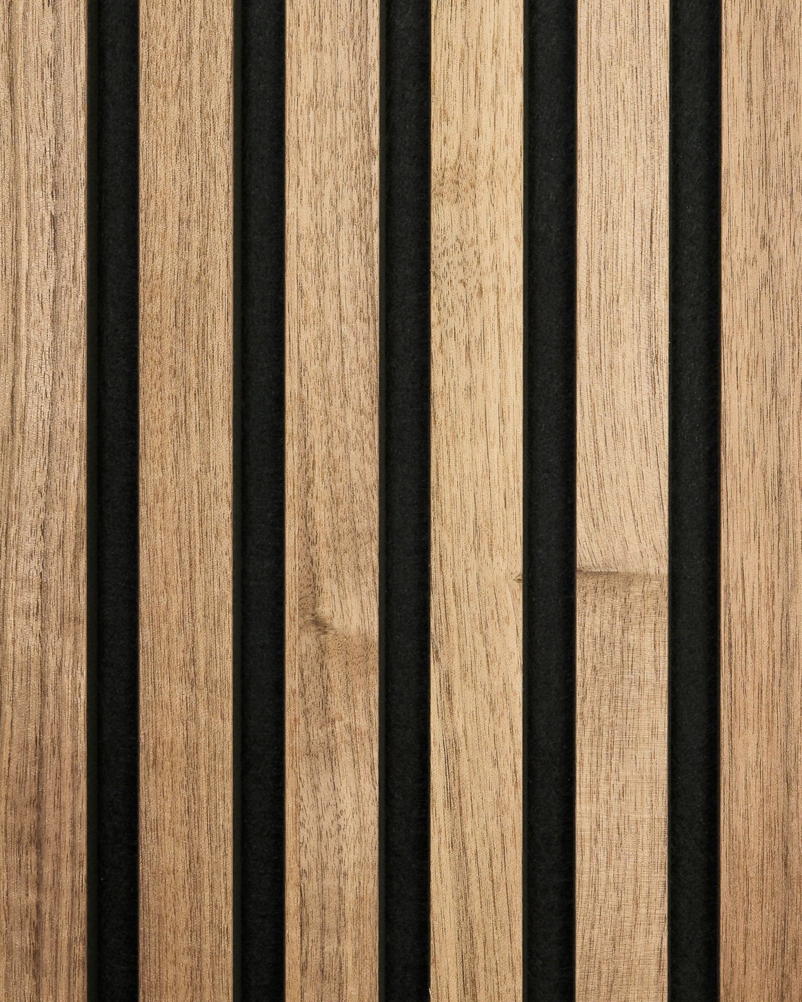 Närbild av WoodUpp Akupanel-prov i valnötsfinish, med vertical trälameller och black filtad baksida för ett modernt randigt Akustikpanel uttryck.
