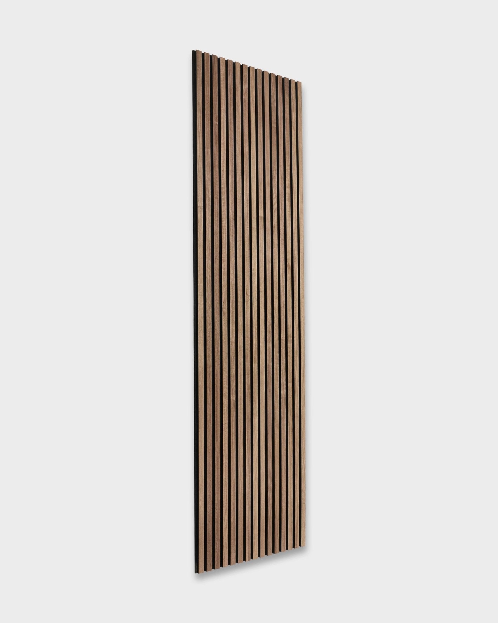 WoodUpp Original Akupanel i valnöt (240x60cm) har mörka brown akustikribbor monterade på en ljus grey vägg och visar upp skandinavisk, nordisk design.