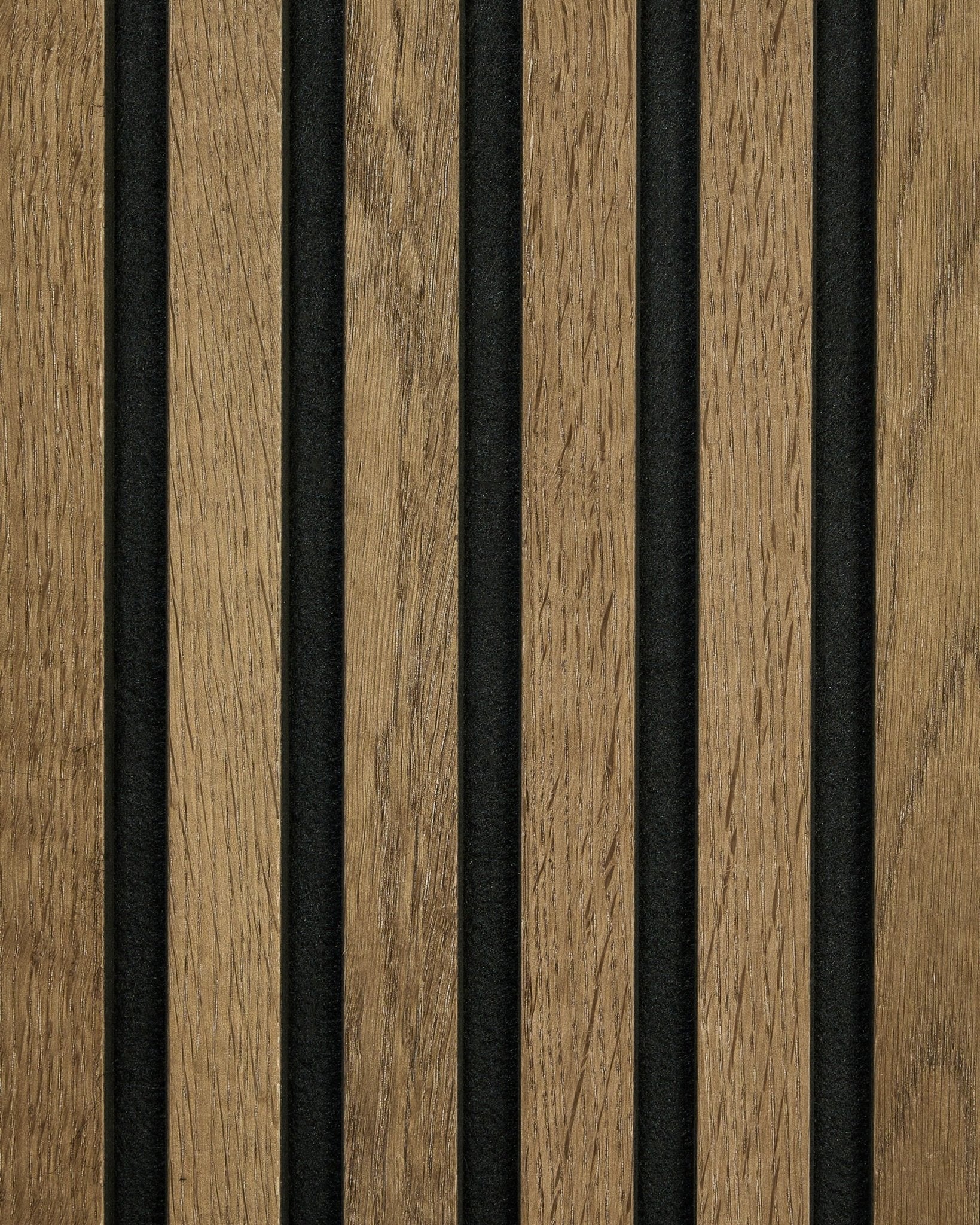 Närbild av WoodUpp Akupanel Rustic Sample i Grey Oak, med vertical akustiska ribbor och black filtband för en modern nordisk väggaccent.