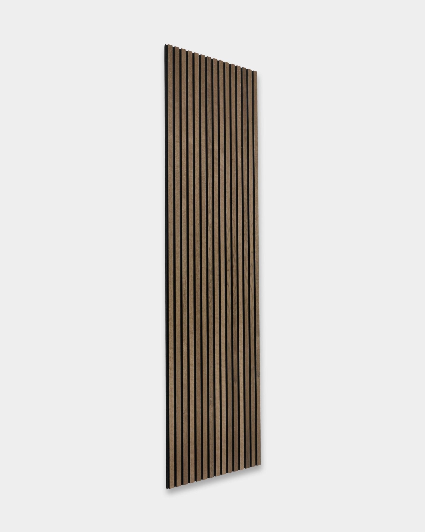 WoodUpp Rustic Akupanel Akustikpanel i Grey Oak, i skandinavisk stil, med jämnt placerade vertical ribbor, storlek 240 x 60 cm.