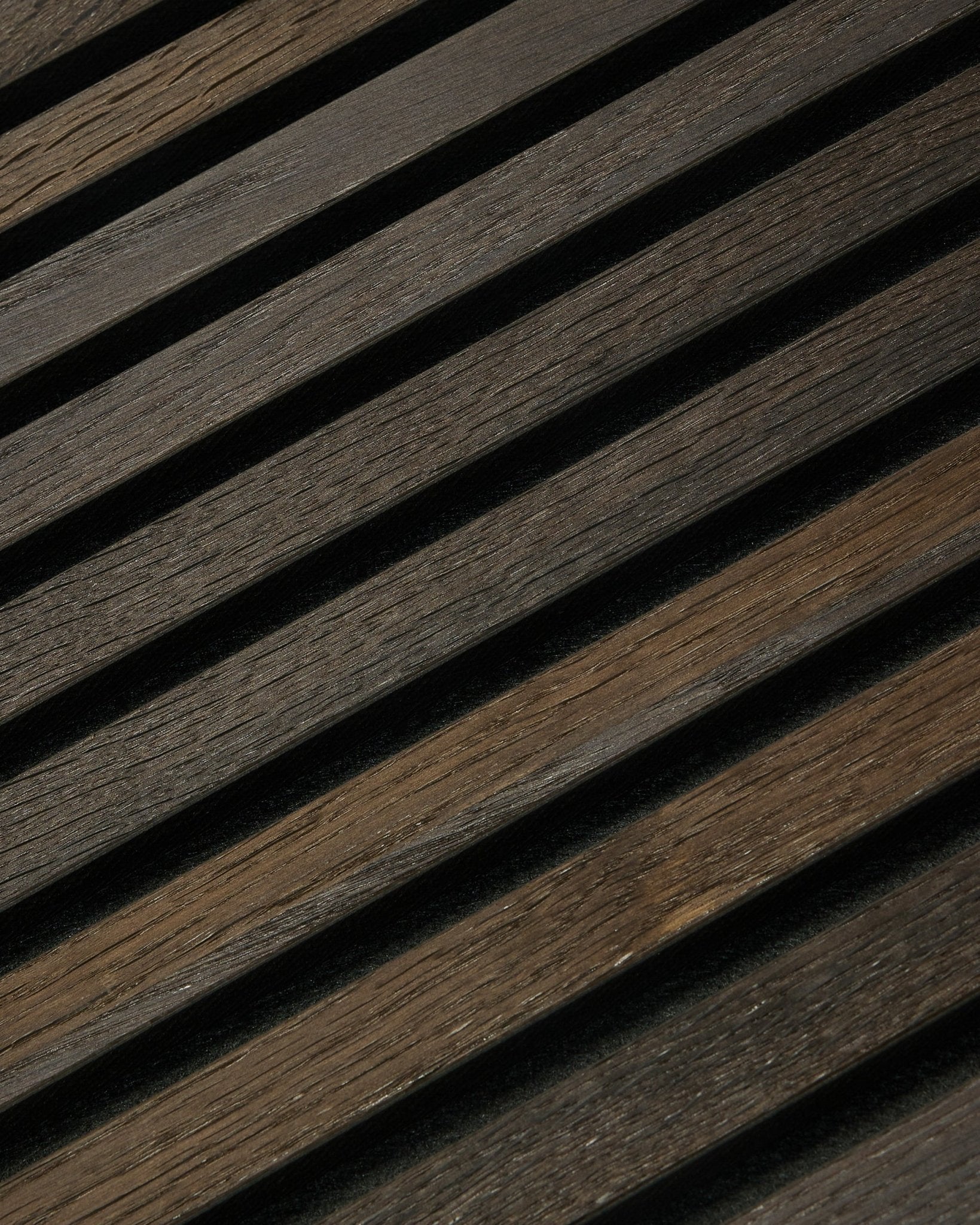 Närbild av WoodUpp Rustic Akupanel Akustikpanel i Smoked Oak (300x60 cm), som visar tydlig träådring, minimalistisk nordisk stil och ett linjärt skuggmönster.