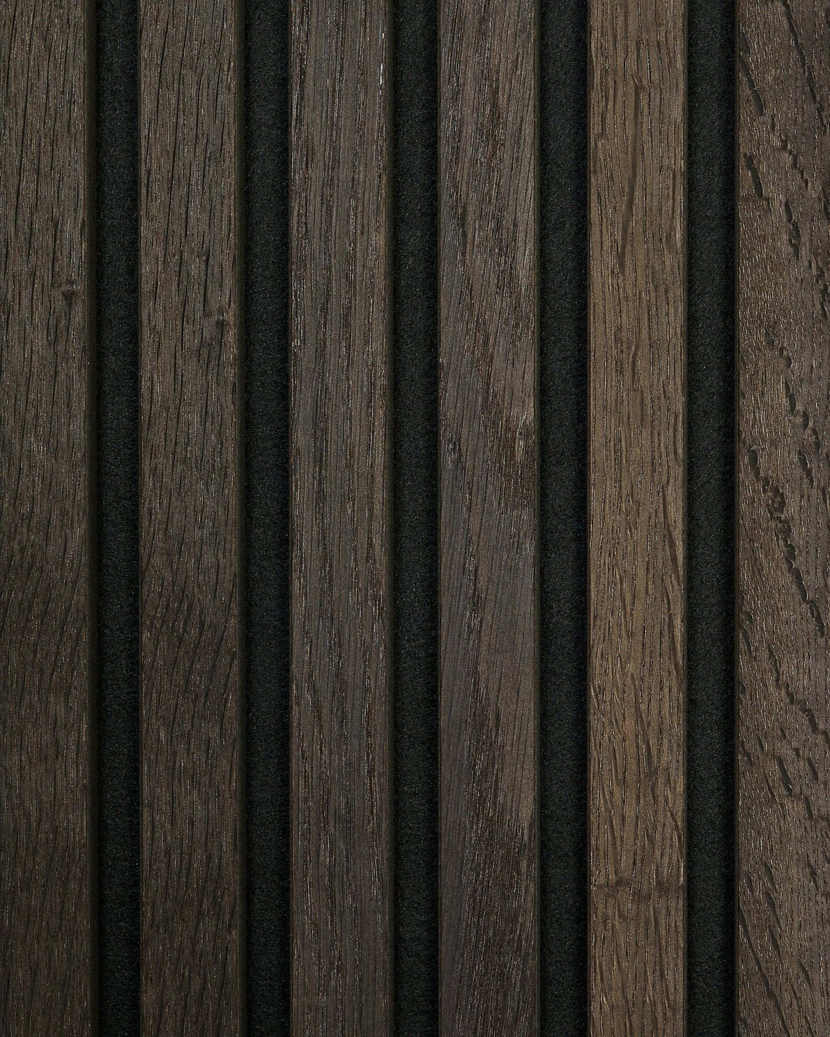 Närbild av WoodUpp Akupanel Rustic Sample i Smoked Oak med vertical akustiklameller i ljusa och mörka toner av brown, med smala mellanrum i black.
