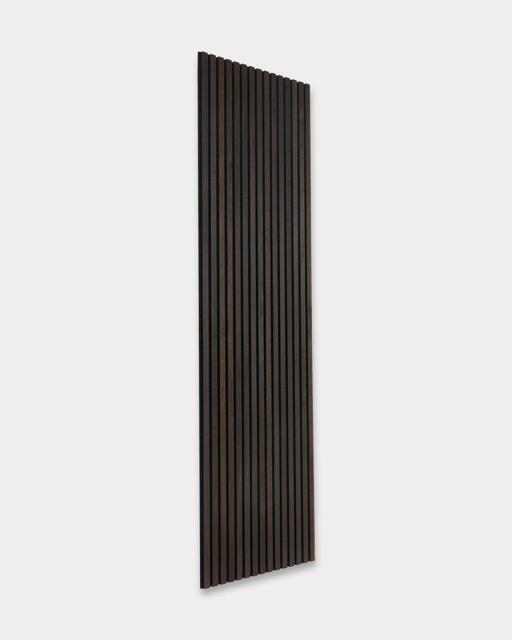 WoodUpp Akupanel Akustikpanel i Smoked Oak, 300x60 cm, har vertical träribbor och minimalistisk skandinavisk design mot en ljus bakgrund.