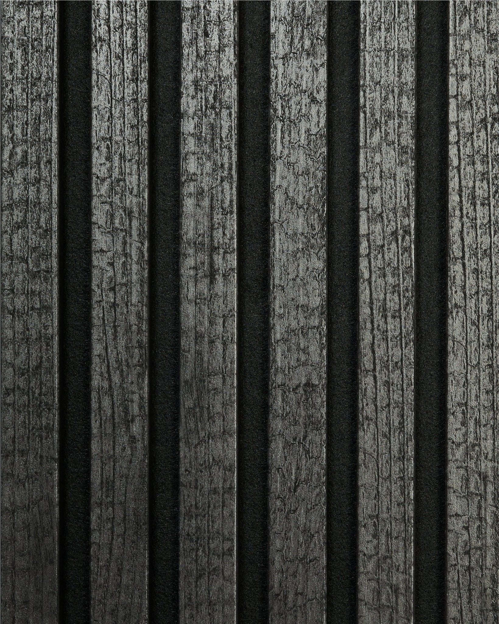 The Rebel | Provbit / Charcoal från WoodUpp visar vertical, förkolnade akustikträpaneler med en mörk, texturerad yta för ett modernt nordiskt uttryck.