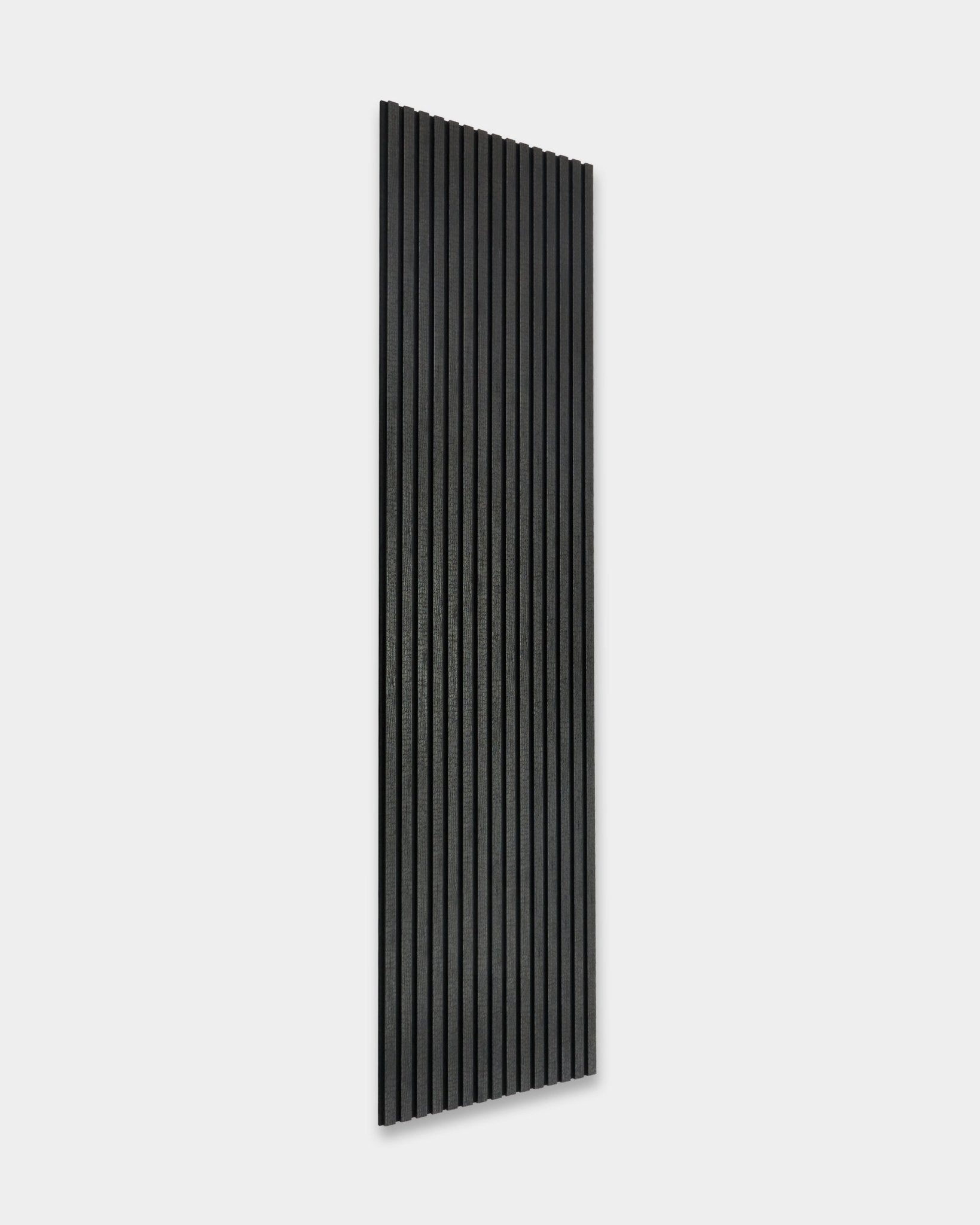 Rebel Akupanel från WoodUpp i Charcoal (240x60 cm), en nordisk Akustikpanel med vertical spår, visad mot en ljusgrå bakgrund.