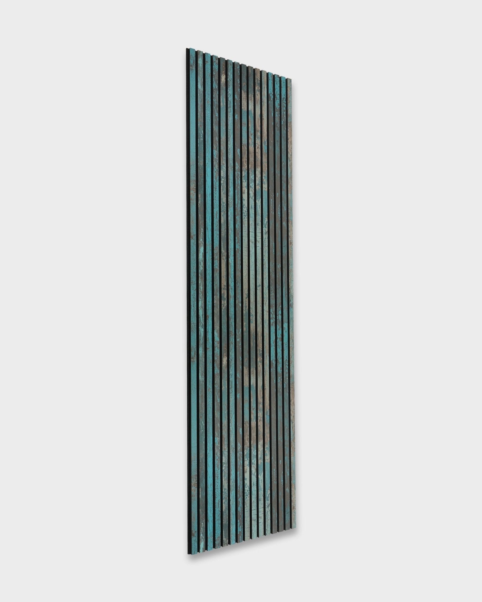 WoodUpp Akupanel Rebel i Oxide Blue (240x60 cm), en nordisk Akustikpanel med vertical träribbor i blått, grönt och brown.