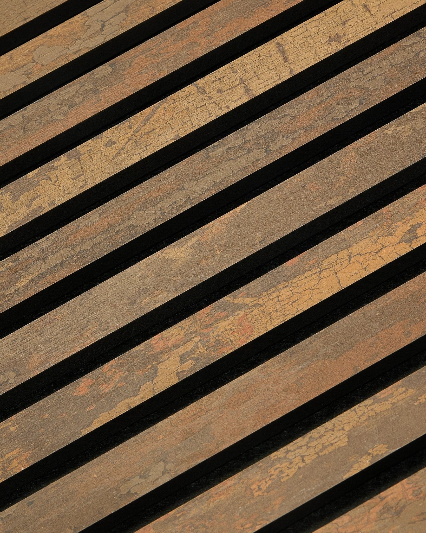 Närbild av WoodUpp Rebel Akupanel i Oxide Copper, 240x60 cm, som visar en linjär ribbad Akustikpanel design med smala mellanrum för förbättrad ljudabsorption.