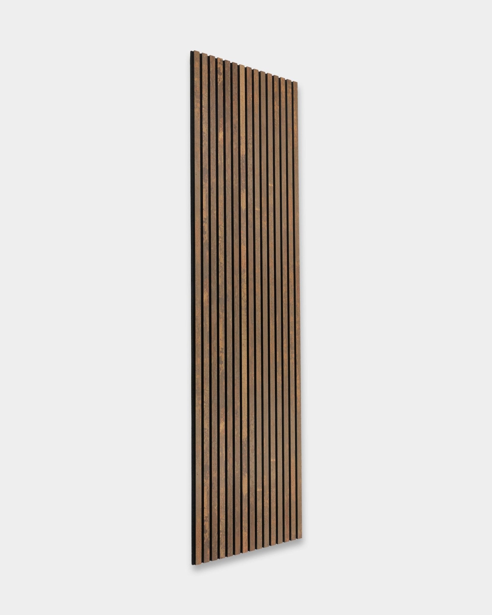 The Rebel Akupanel i Oxide Copper, 240x60 cm från WoodUpp, Akustikpanel med ribbad design mot en enfärgad ljusgrå bakgrund.