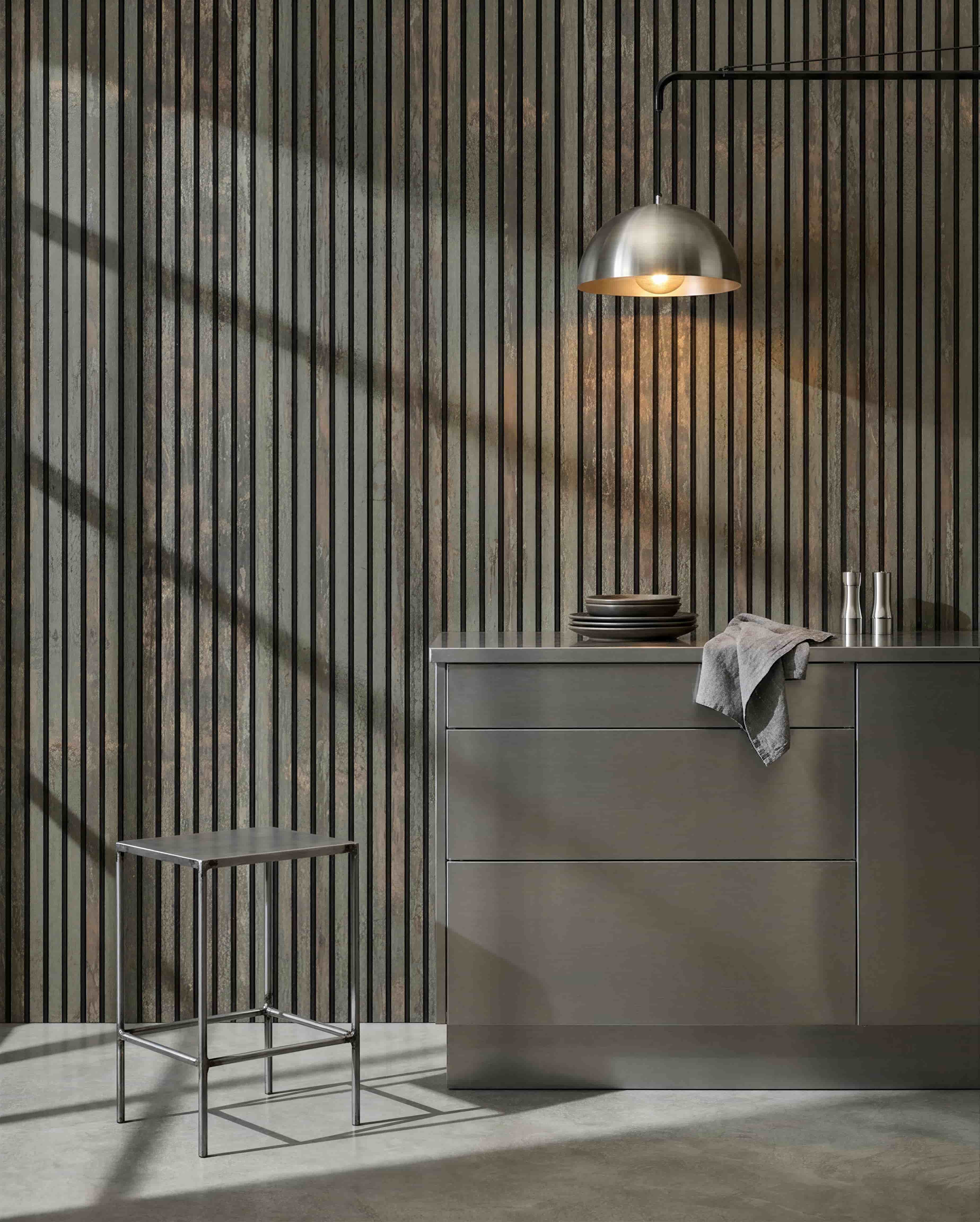 Minimalistiskt kök med metallpall, grey köksö, och porslin, med en WoodUpp Akupanel akustikpanel i trä i Oxide Grey/Black filt för ljuddämpning.