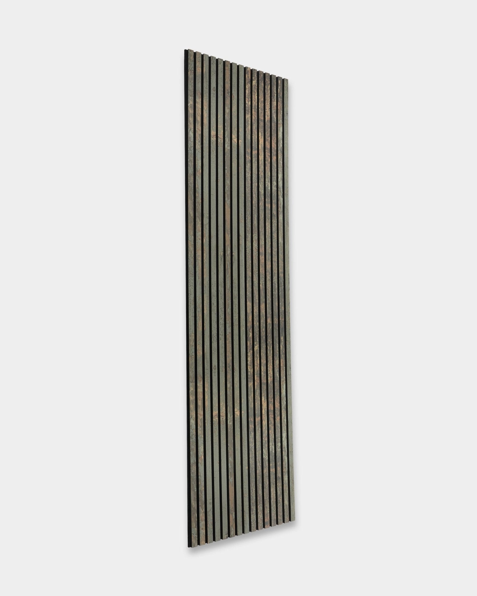 Rebel Akupanel i Oxide Grey från WoodUpp är en 240x60 cm Akustikpanel med vertical black och grå lameller, utformad för ljudabsorption och ett rustikt, väderbitet uttryck.