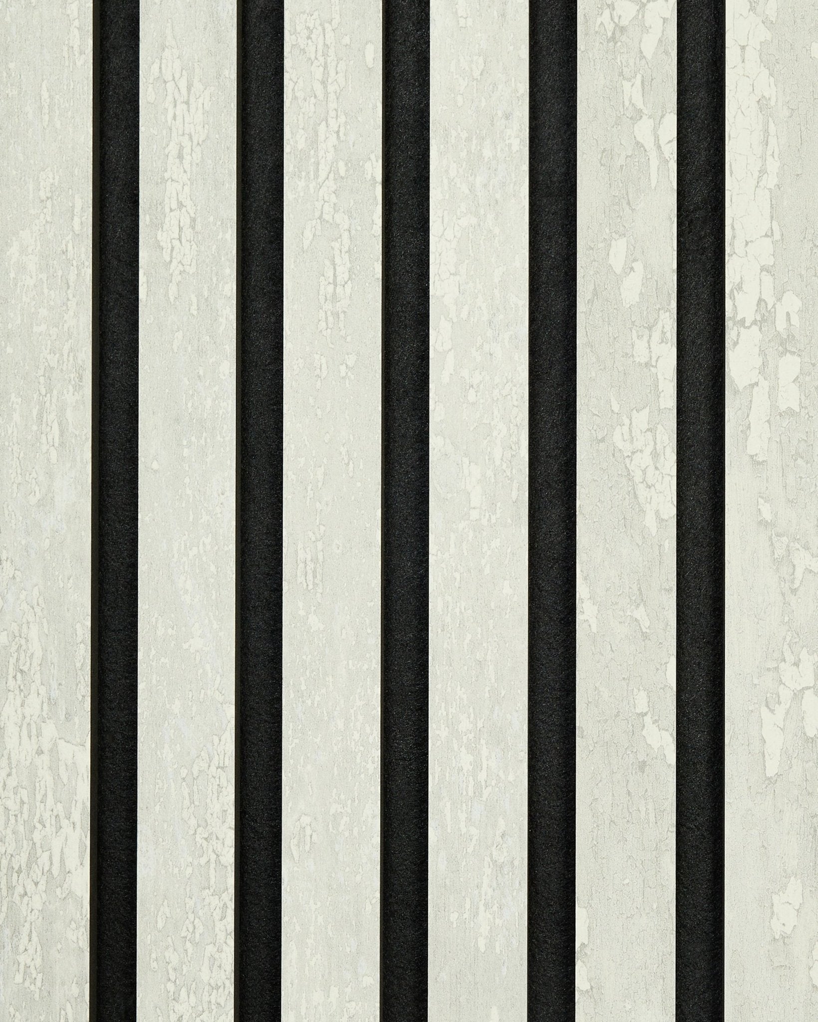 Akupanel prov i Rebel | White Oxide från WoodUpp, som visar tydliga black och texturerade brutna vita ränder med ett slitet uttryck av flagnande färg.