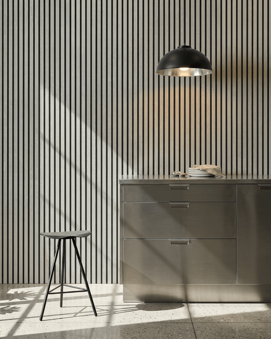 Minimalistiskt kök med en WoodUpp Akupanel Akustikpanel i Oxide White med Black filt, 240x60 cm, som en vertical ribbvägg.