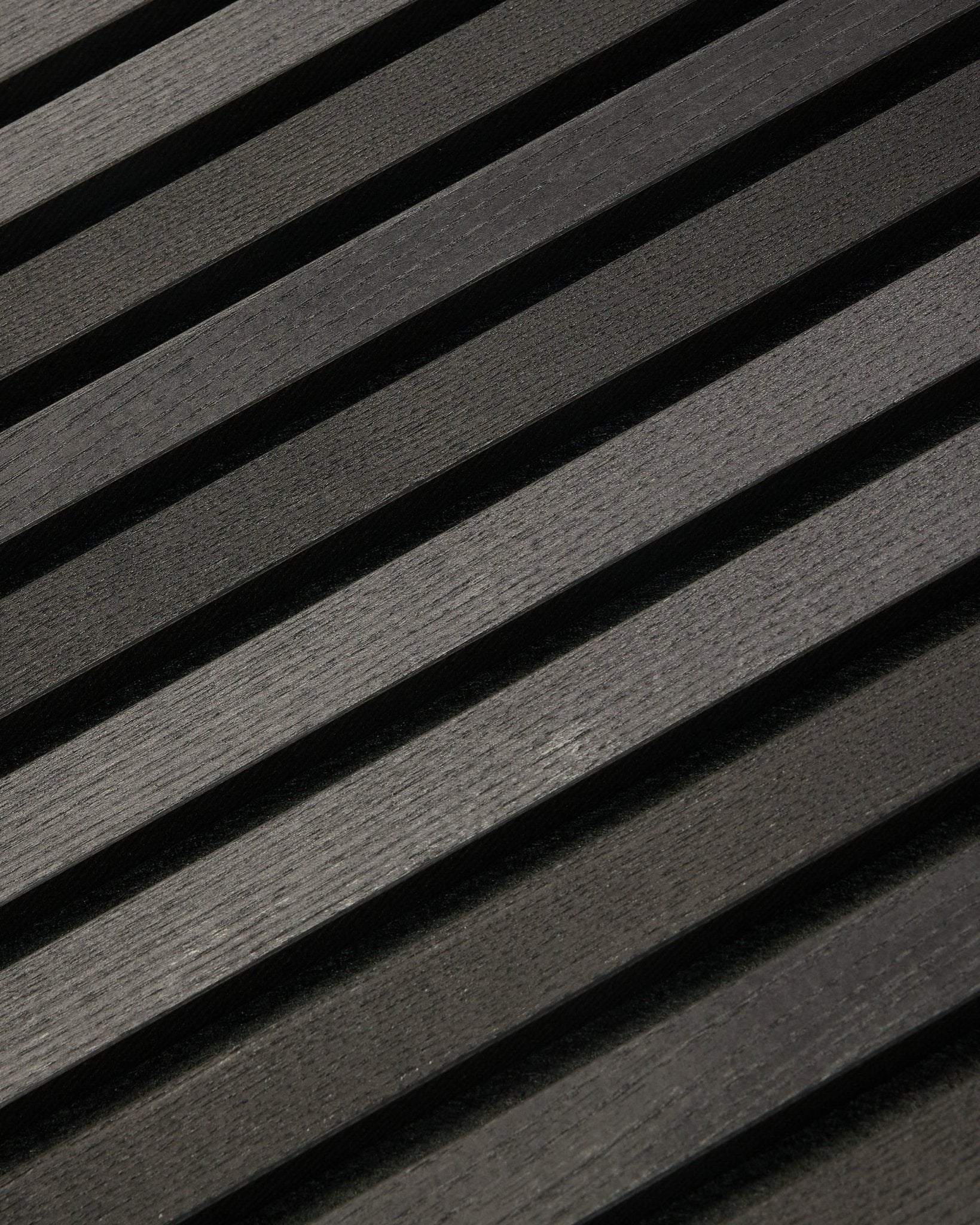 Tonal Akupanel i Black Ask (300 x 60 cm) från WoodUpp, en mörk diagonal Akustikpanel med texturerade, skandinaviskt inspirerade ribbor för innerväggar.