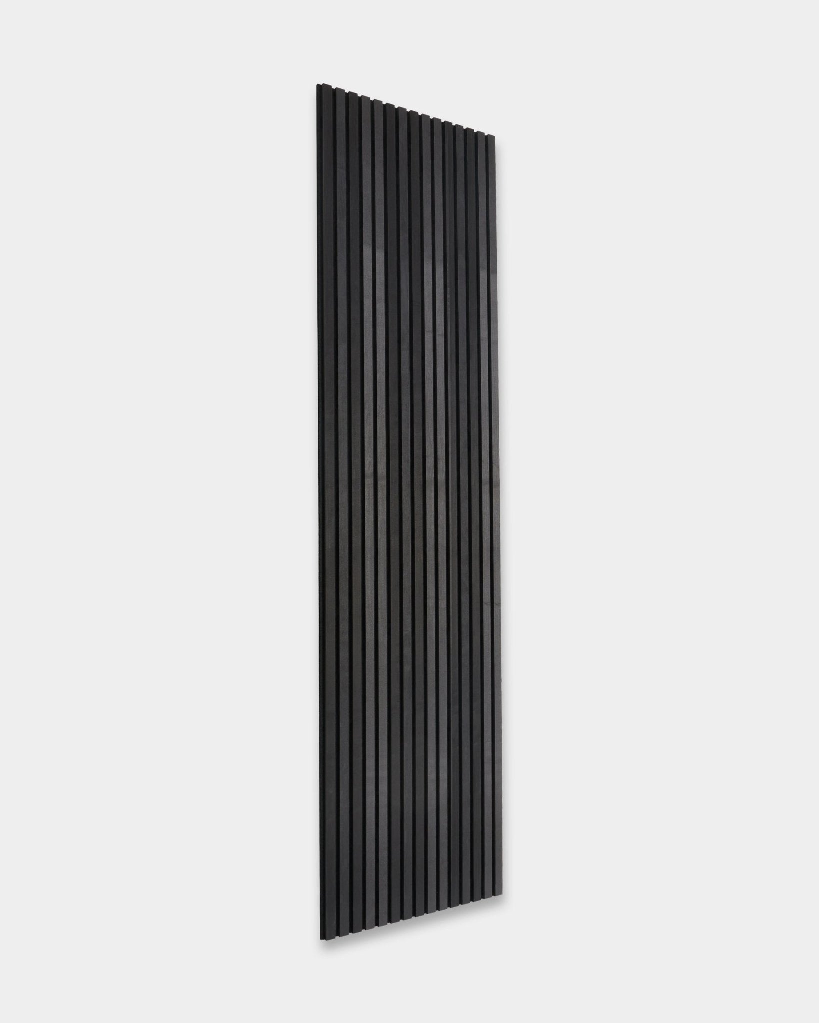 WoodUpp Akupanel Black Ash, akustikpanel i trä 240x60 cm med vertical skandinaviska ribbor, visad mot en ljusgrå bakgrund.