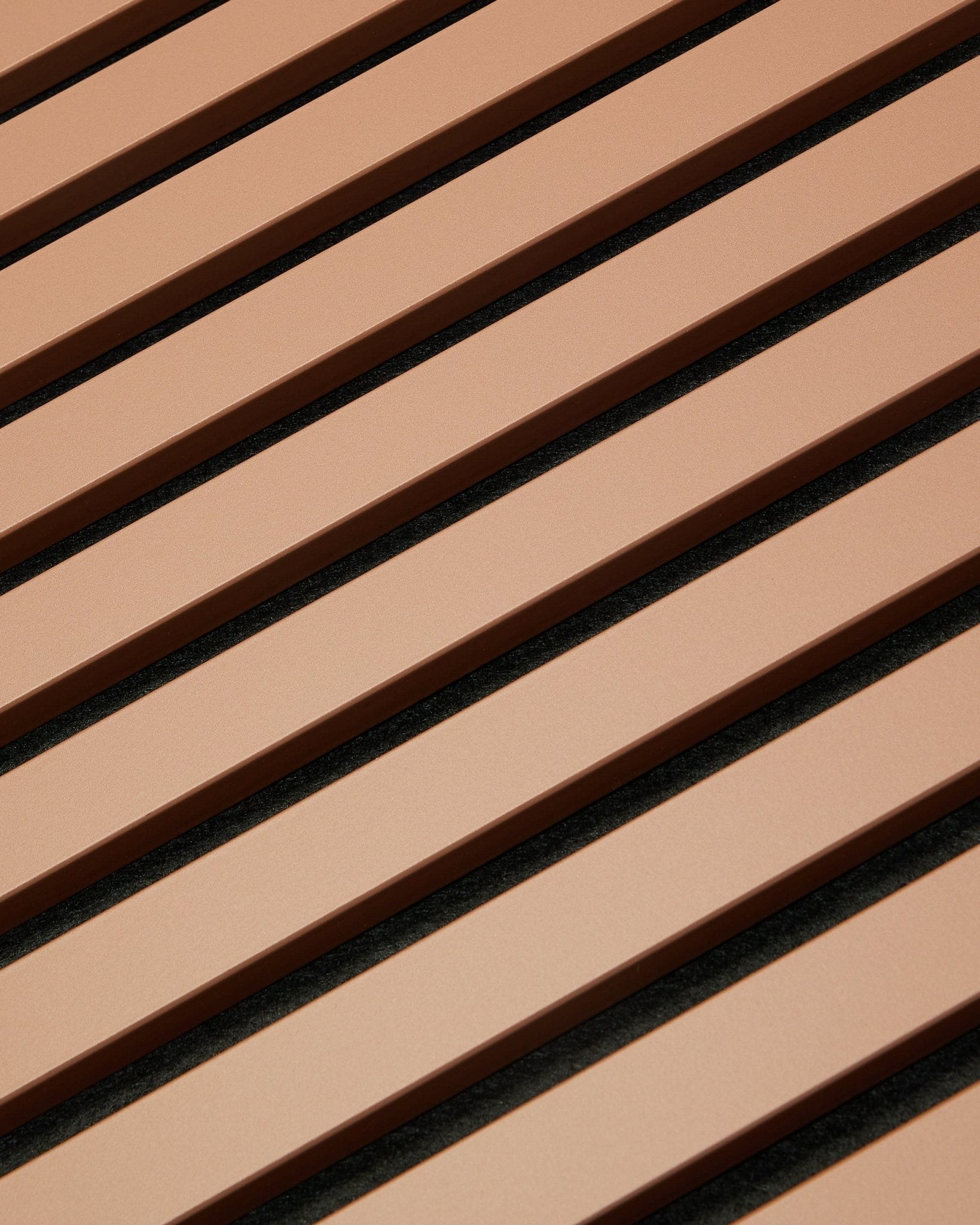Diagonala brown och black ribbor bildar ett randigt mönster på en 240 x 60 cm Hue | Akupanel / Clay Akustikpanel från WoodUpp, med en tydlig nordisk känsla.