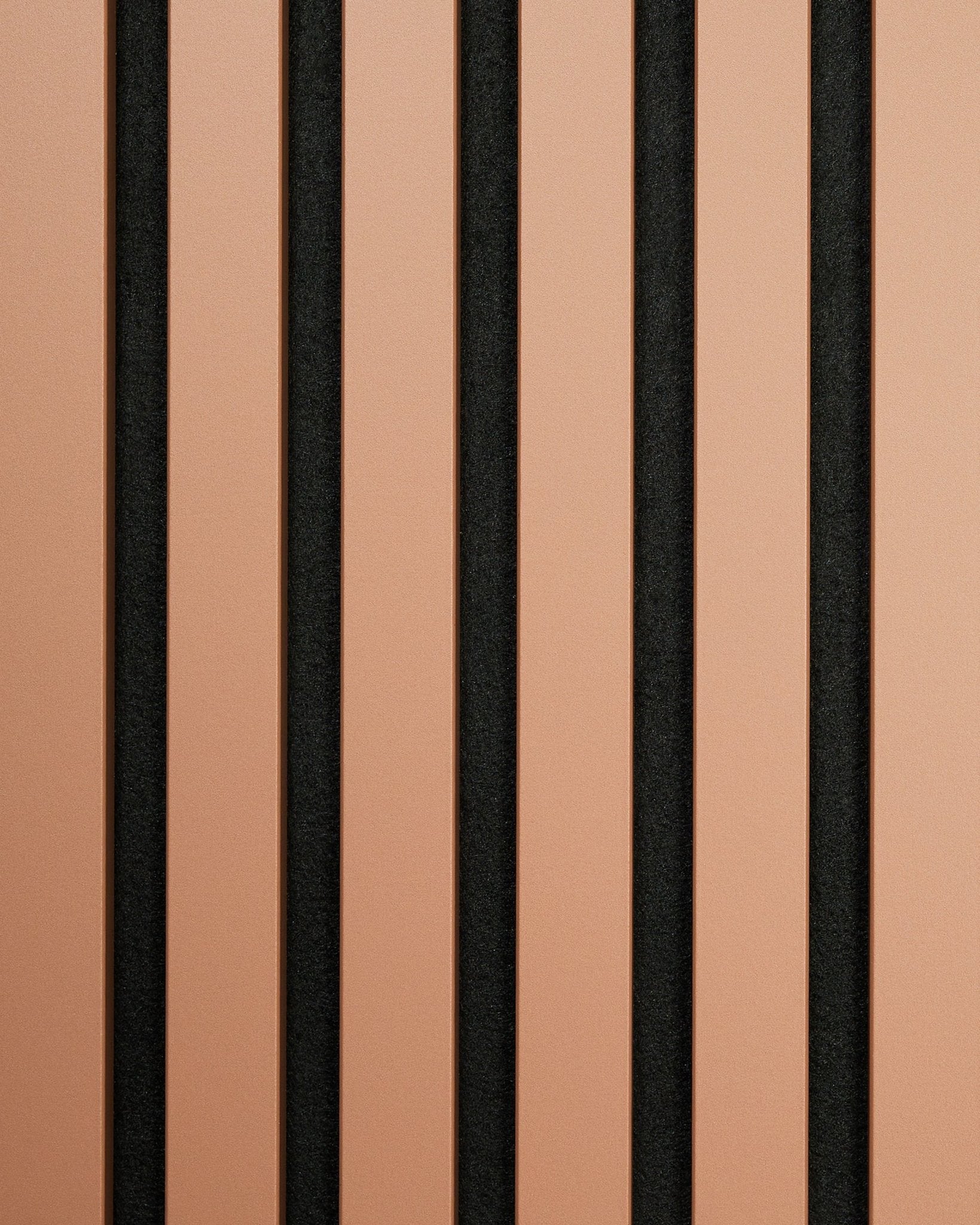 Hue | Sample / Clay från WoodUpp visar vertical ljusa brown och black akustikpaneler i ett minimalistiskt randigt mönster som lyfter fram nordisk design.