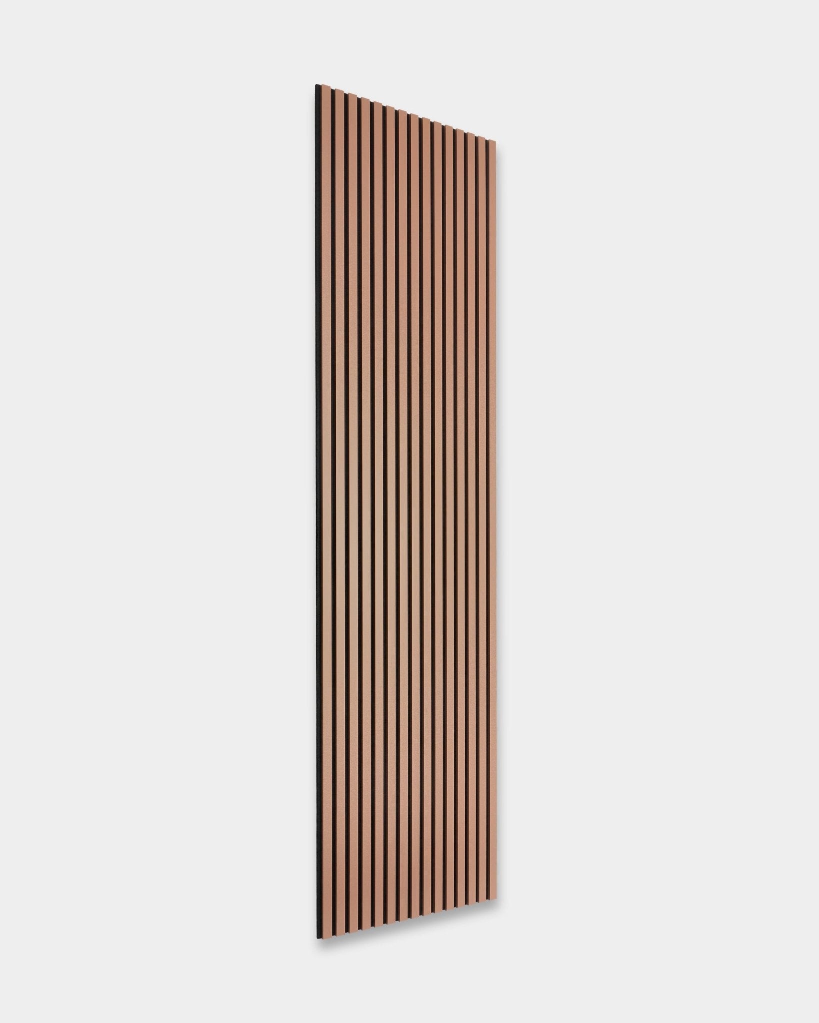 Akupanel akustikträpanel i färgen Clay från WoodUpp (240 x 60 cm) med vertical ribbor, vinklad mot en enkel ljus bakgrund som lyfter den minimalistiska nordiska designen.
