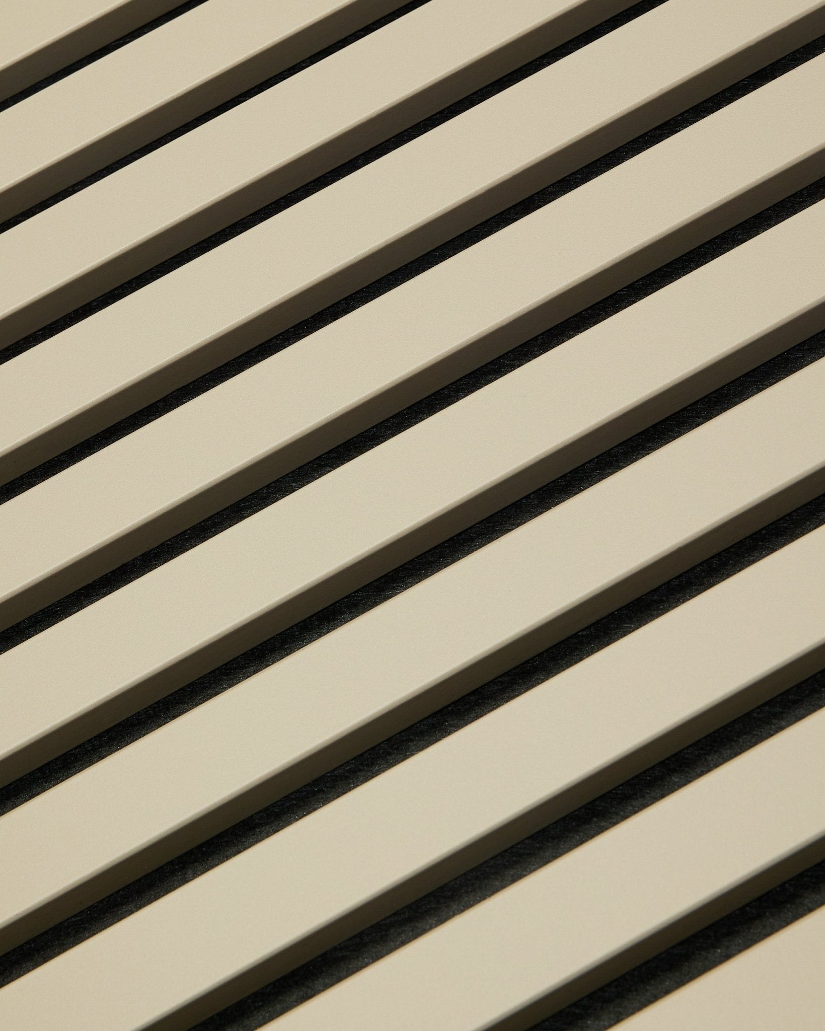 Hue Akupanel / Stone från WoodUpp, en beige Akustikpanel med geometriskt ribbmönster, 240 x 60 cm, utformad för att förbättra akustiken i interiöra miljöer.