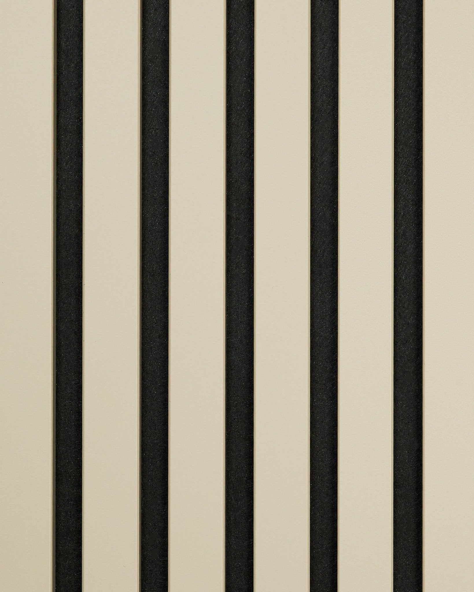 Minimalistiskt geometriskt mönster med ränder i beige och black på den akustiska träpanelen Hue | Sample / Stone från WoodUpp.