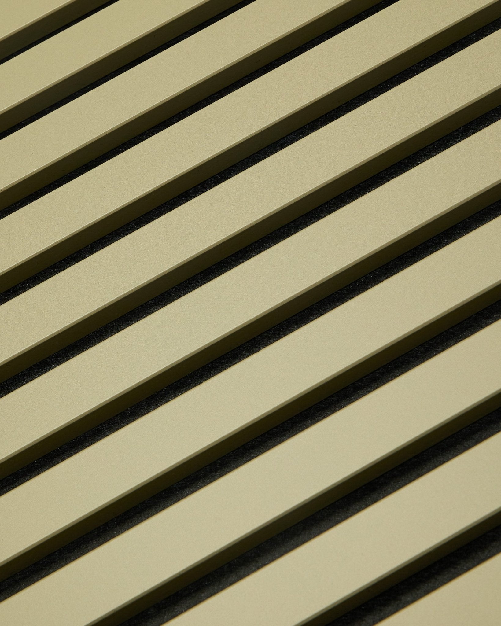 WoodUpp Hue Akupanel Moss (240 x 60 cm) Akustikpanel med beige trälameller och mörka mellanrum, vilket skapar ett randigt, geometriskt mönster för ljudabsorption.