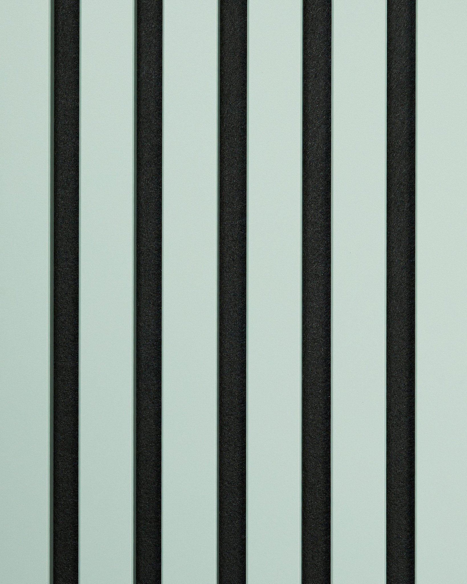 WoodUpp Hue-prov/Cloud Akustikpanel som visar vertical växlande black och ljusgröna ränder för en tydlig, enkel geometrisk effekt.