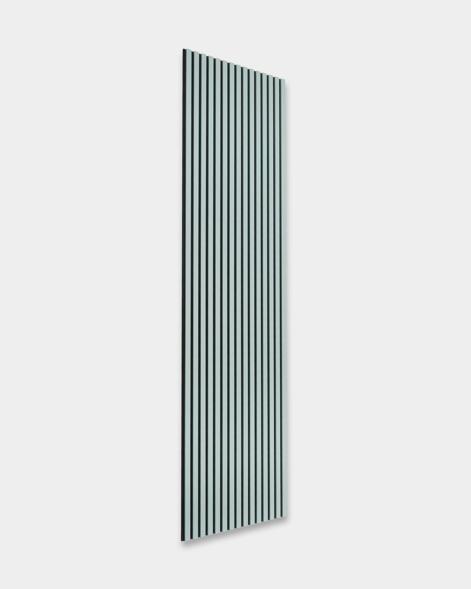 WoodUpp Hue Akupanel i Cloud, 240 x 60 cm, med vertical black och vita ribbor mot en ljusgrå bakgrund för akustisk komfort. Nordisk minimalistisk design.