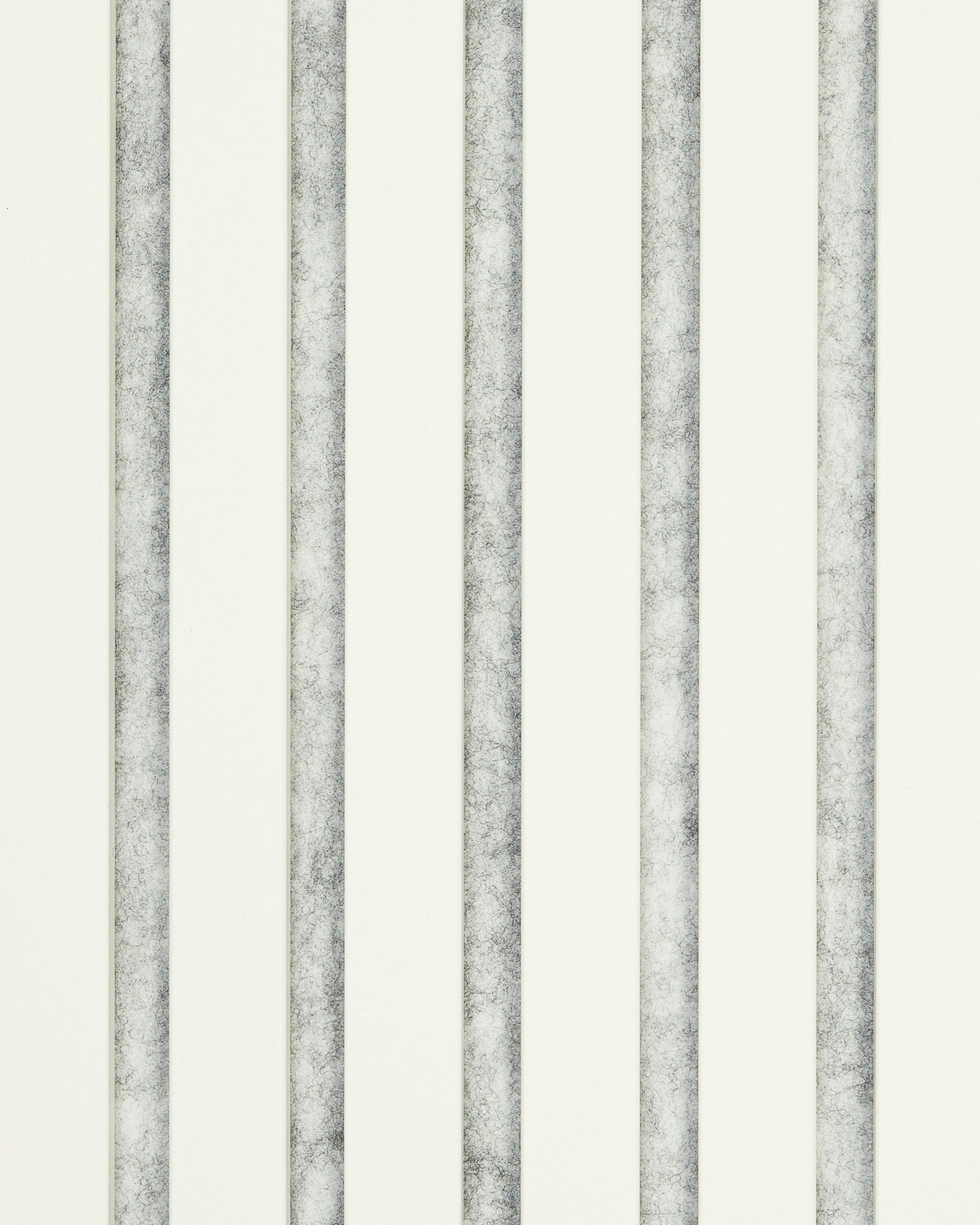 Hue | Sample / Snow Akustikpanel från WoodUpp har vertical grå och vita ränder mot en ljus bakgrund för en minimalistisk, nordiskt inspirerad design.