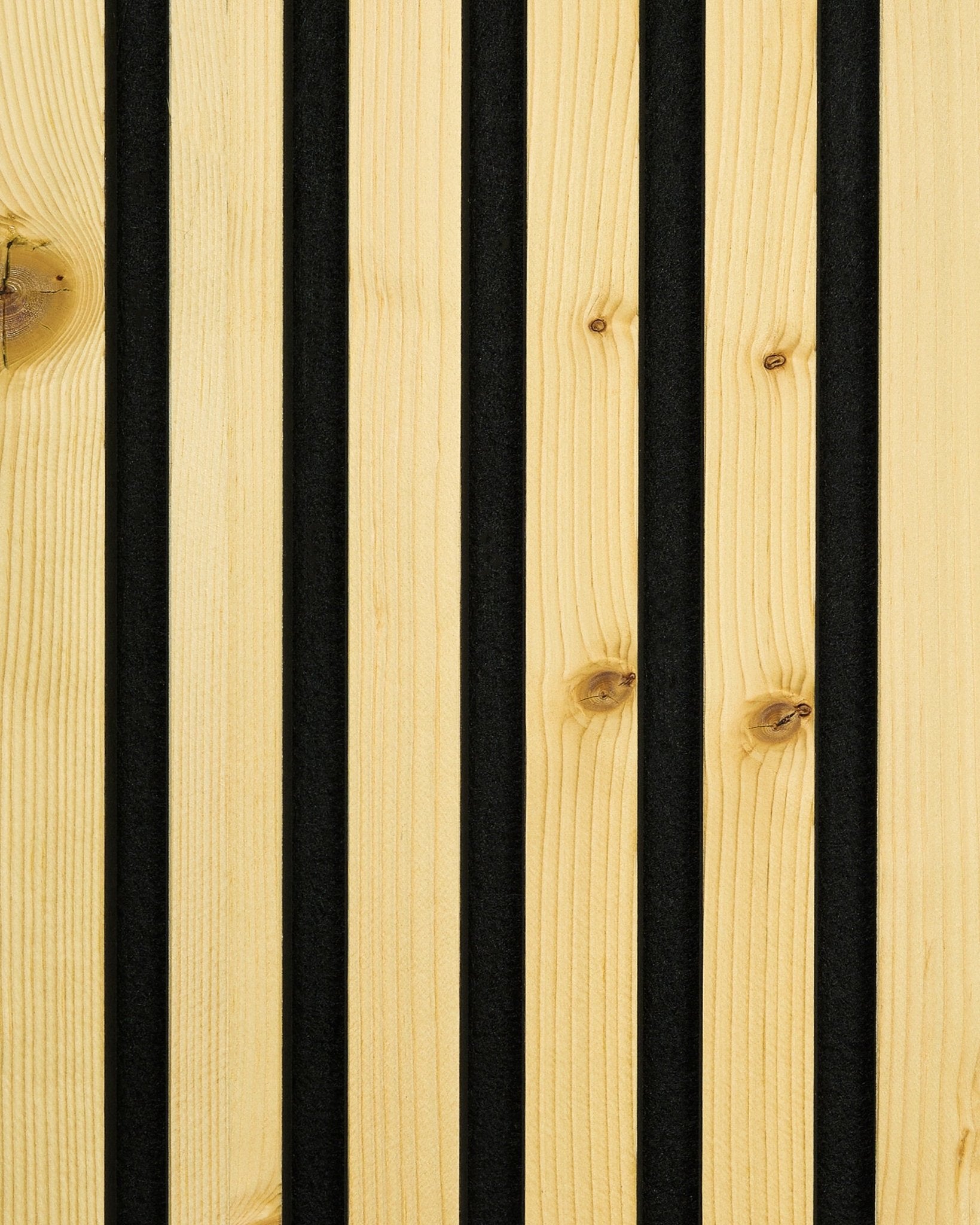 Närbild av WoodUpp Akupanel-prov i finishen Rustic Alp, med vertical black spår som skiljer ribbor i ljust trä åt för en nordisk Akustikpanel design.