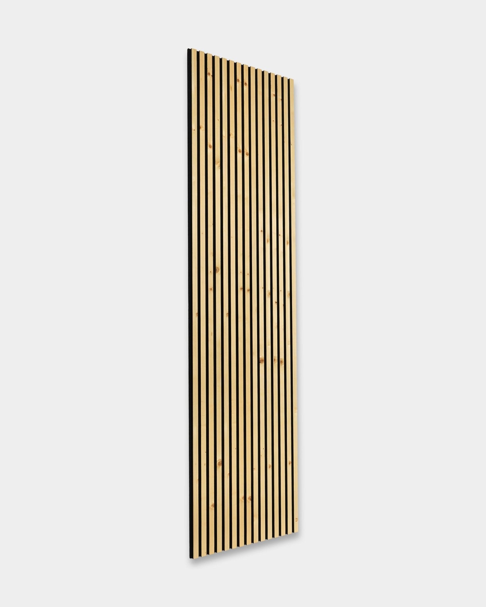 Rustic Akupanel / Alp från WoodUpp är en hög Akustikpanel i ljust trä med vertical ribbor och nordisk design, visad mot en enkel vit bakgrund.