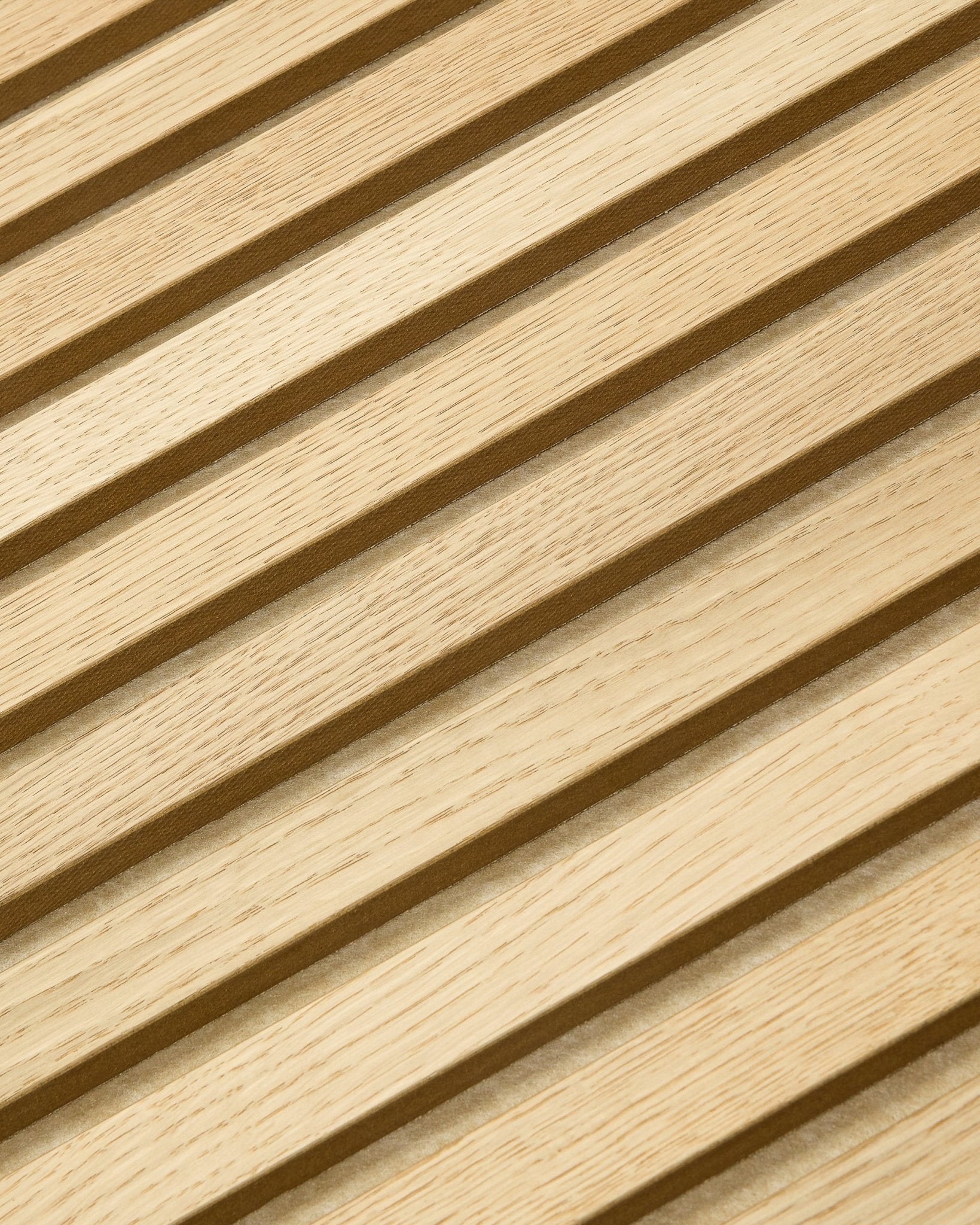 Närbild av WoodUpp Akupanel Tonal i Classic Oak, 240 x 60 cm, med diagonala akustiklameller i ljust trä med ett nordiskt randigt mönster.