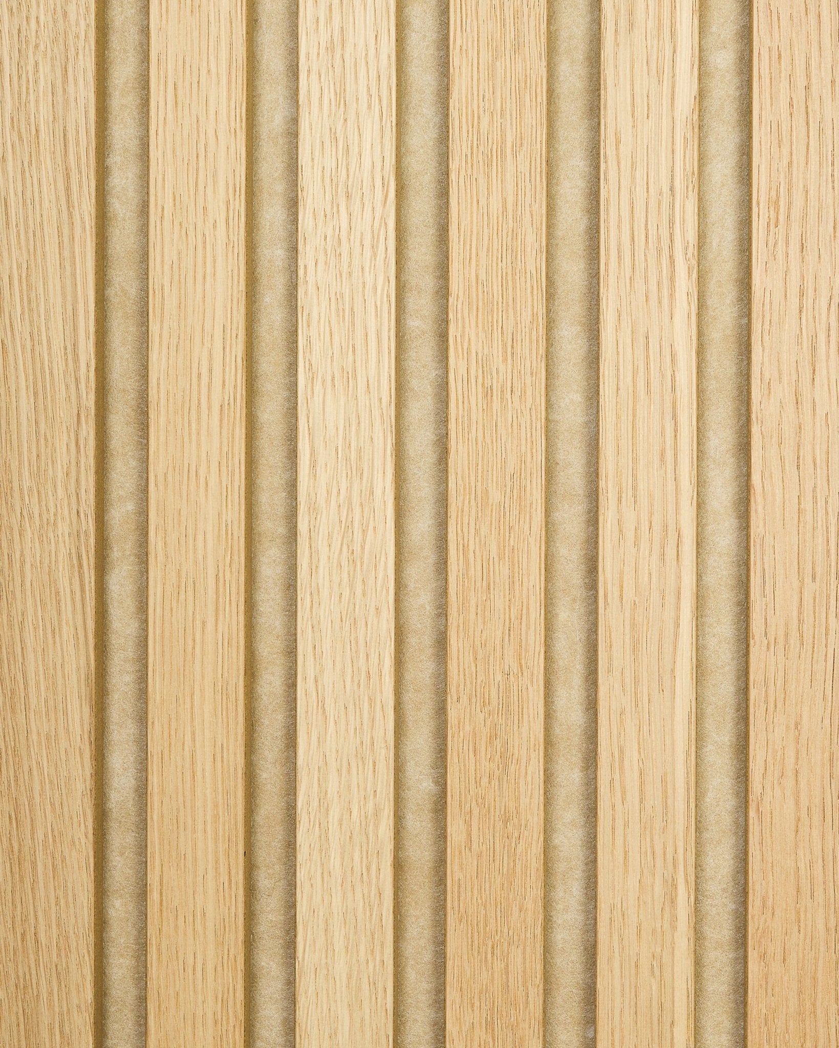 Provbit av Akupanel i Classic Oak med beige filt på baksidan, med akustiska trälameller i ljus ek och vertical spår som ger en randig, texturerad yta.