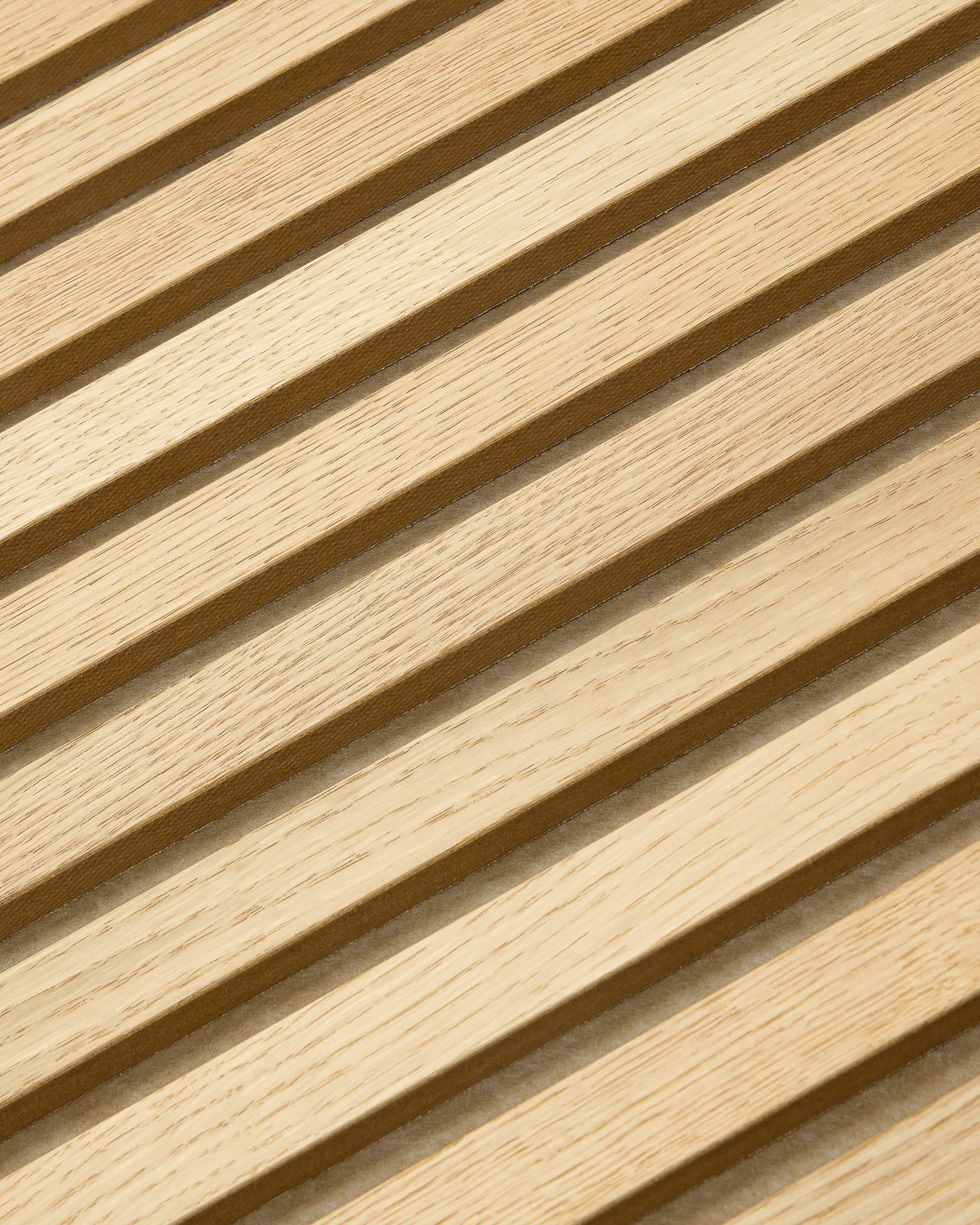 Närbild av WoodUpp Akupanel Akustikpanel i Classic Oak med mörk beige filtad baksida, 240x60 cm, med vertical ribbdesign och synlig träådring.