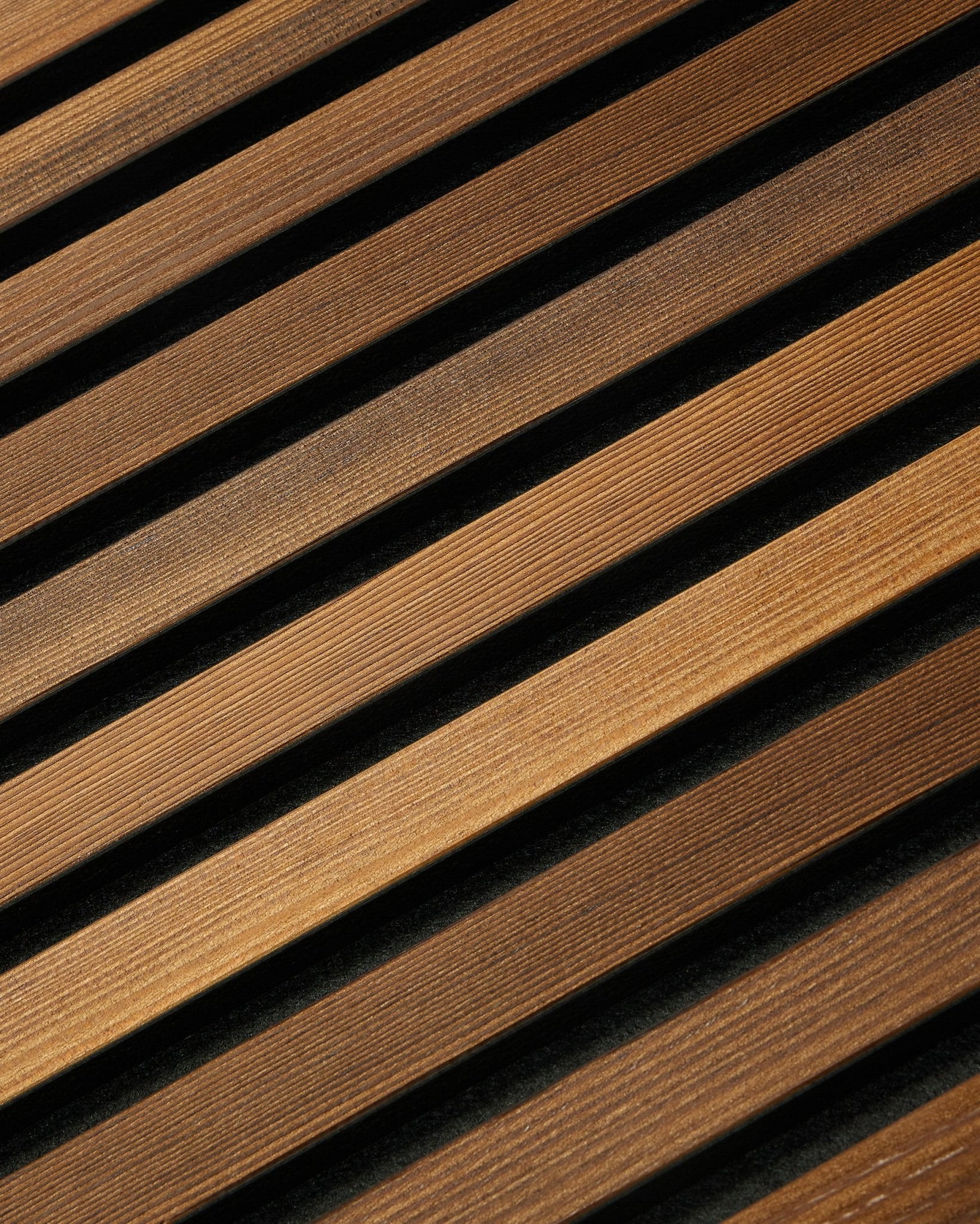 WoodUpp Akupanel Rustic i Smoked Larch (240x60 cm) har diagonala brown akustiska lameller som skapar ett randigt nordiskt uttryck med subtila skuggdetaljer.