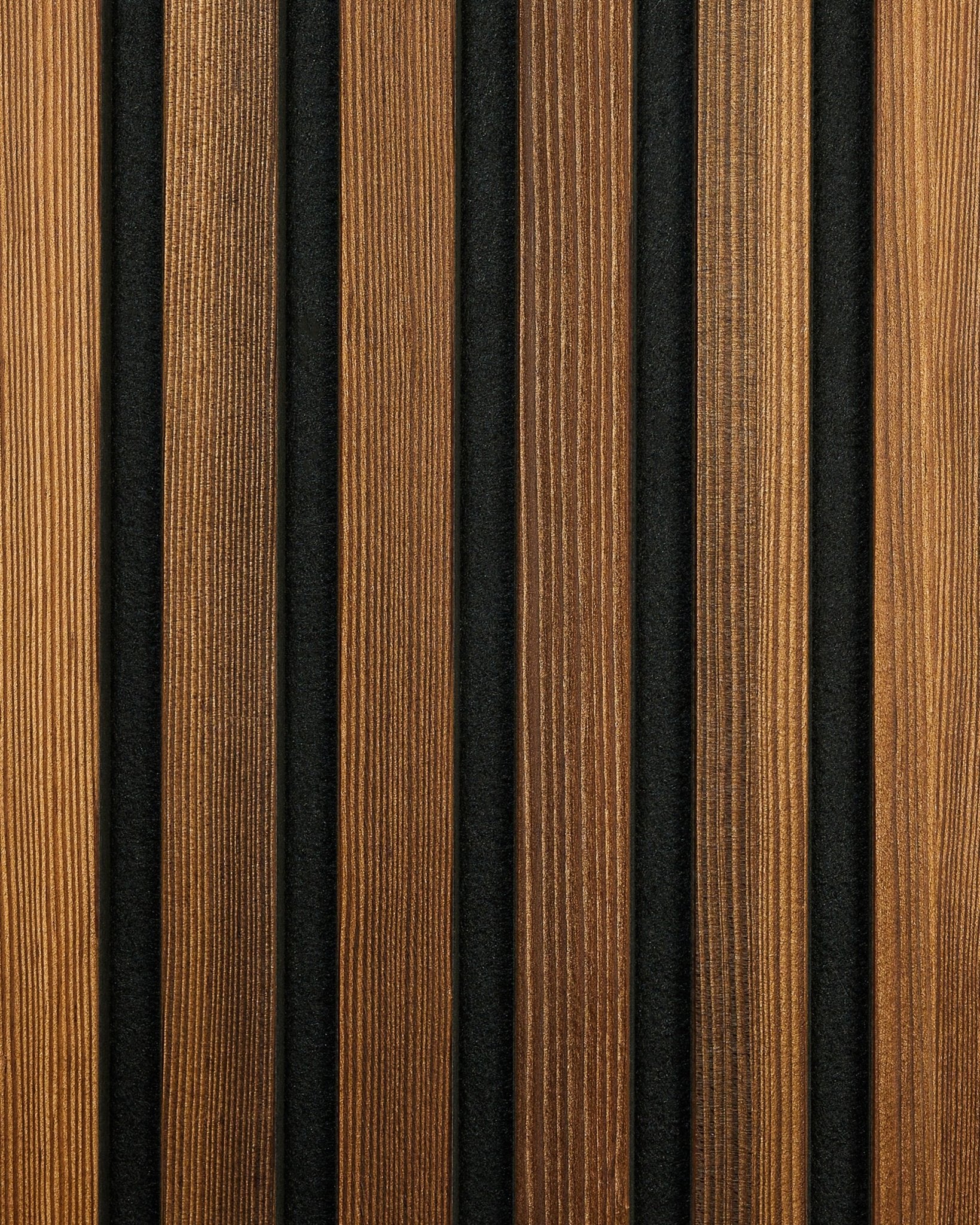 WoodUpp Akupanel Rustic-prov i Smoked Larch, med vertical akustiska trälameller med naturlig ådring och black spår, som lyfter fram en nordisk design.