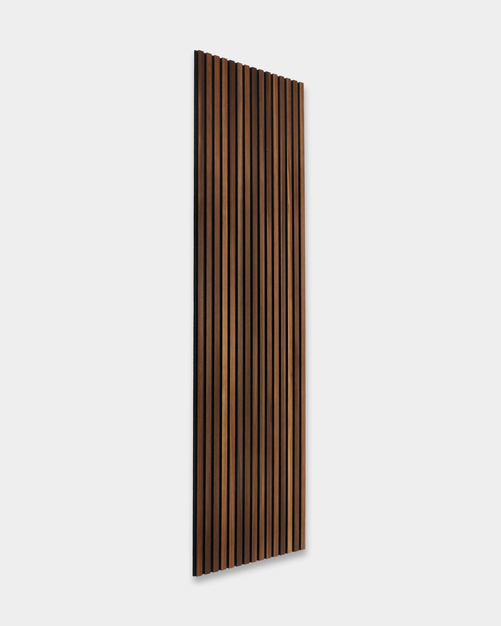 WoodUpp Rustic Akupanel, en 300x60 cm rökt lärk Akustikpanel med vertical ribbor, har en minimalistisk skandinavisk design för väggmontering.