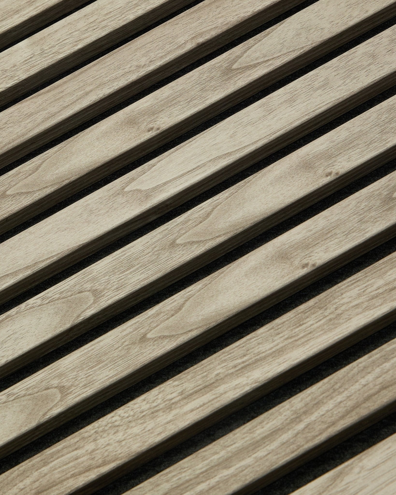 WoodUpp Akupanel Essential i Weathered Oak (240x60 cm) med synlig träådring och jämnt placerade vertical lameller på en mörk akustisk filtbaksida.