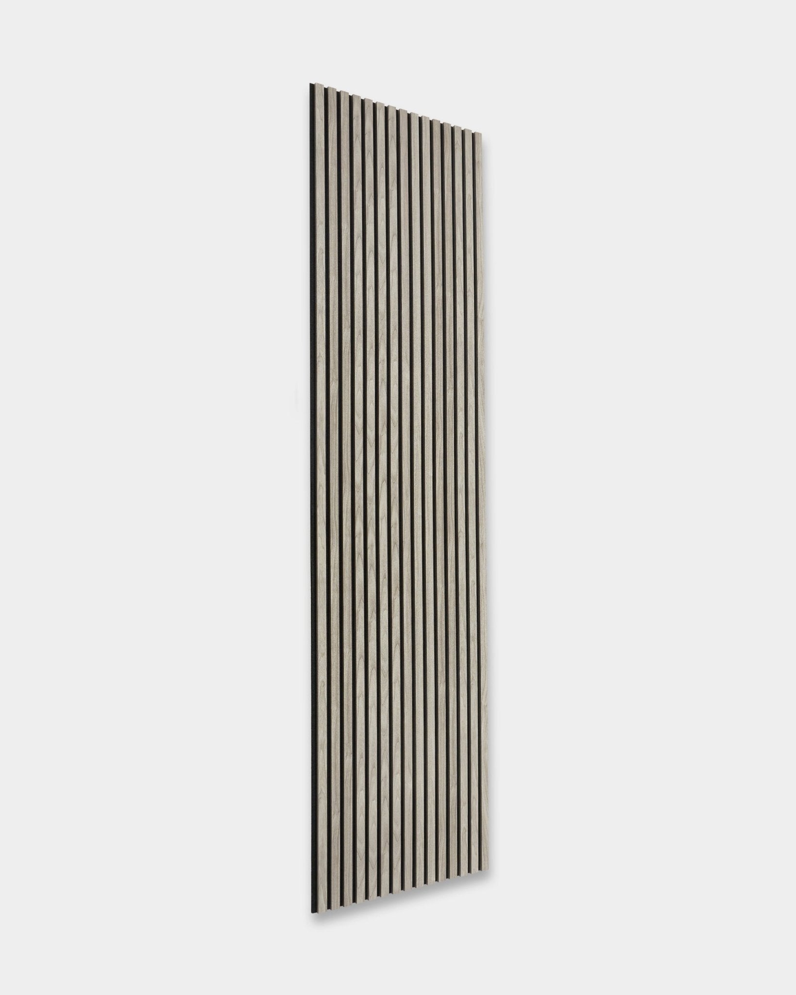 WoodUpp Essential Akupanel i Weathered Oak, 240x60 cm, Nordic Akustikpanel med vertical black ribbor på ljusgrå baksida, visad mot vit bakgrund.