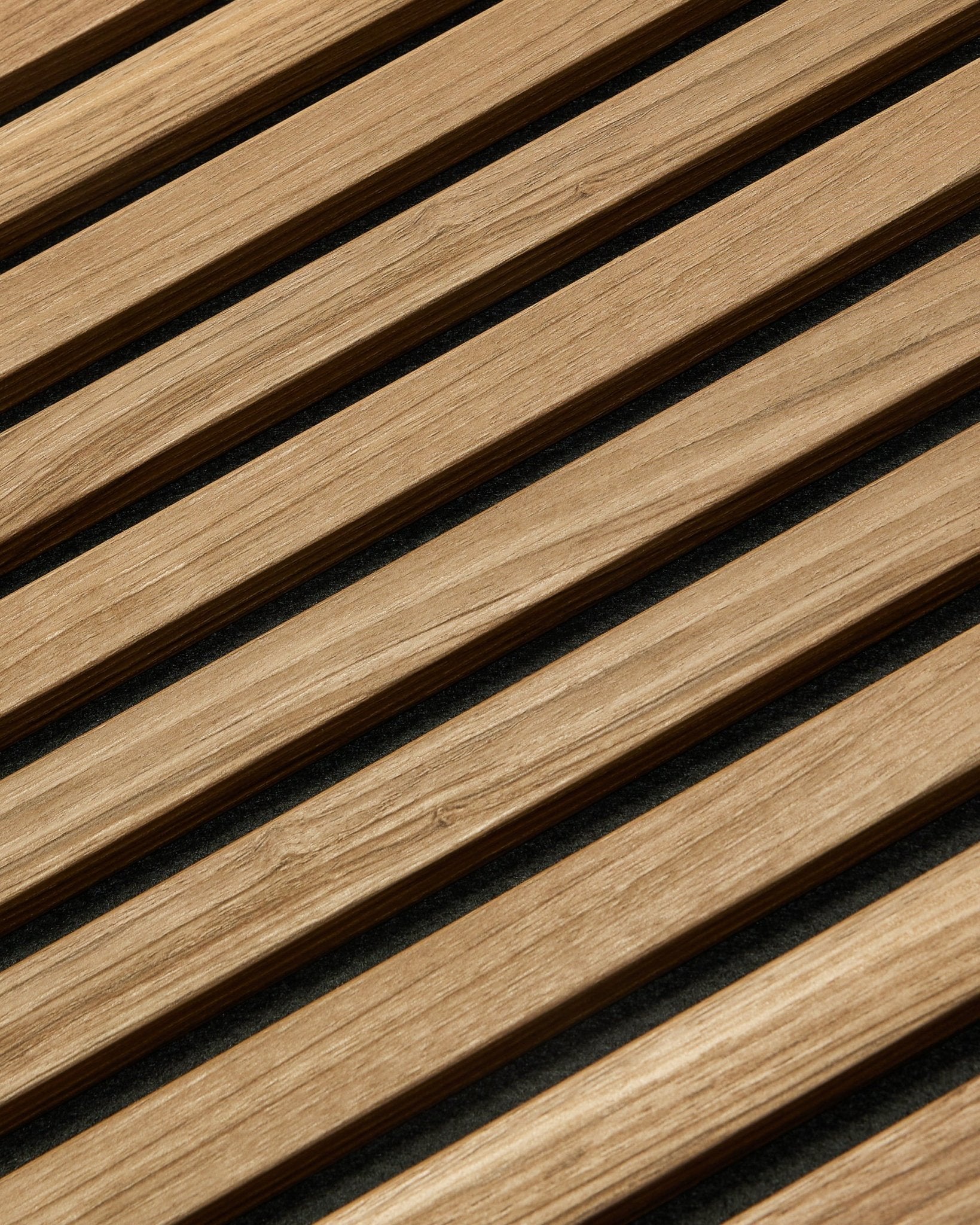 Diagonal närbild av WoodUpp Akupanel Essential Akustikpanel i English Walnut, 240 x 60 cm, som visar en jämn finish och mörk bakgrund mellan varje trälamell.