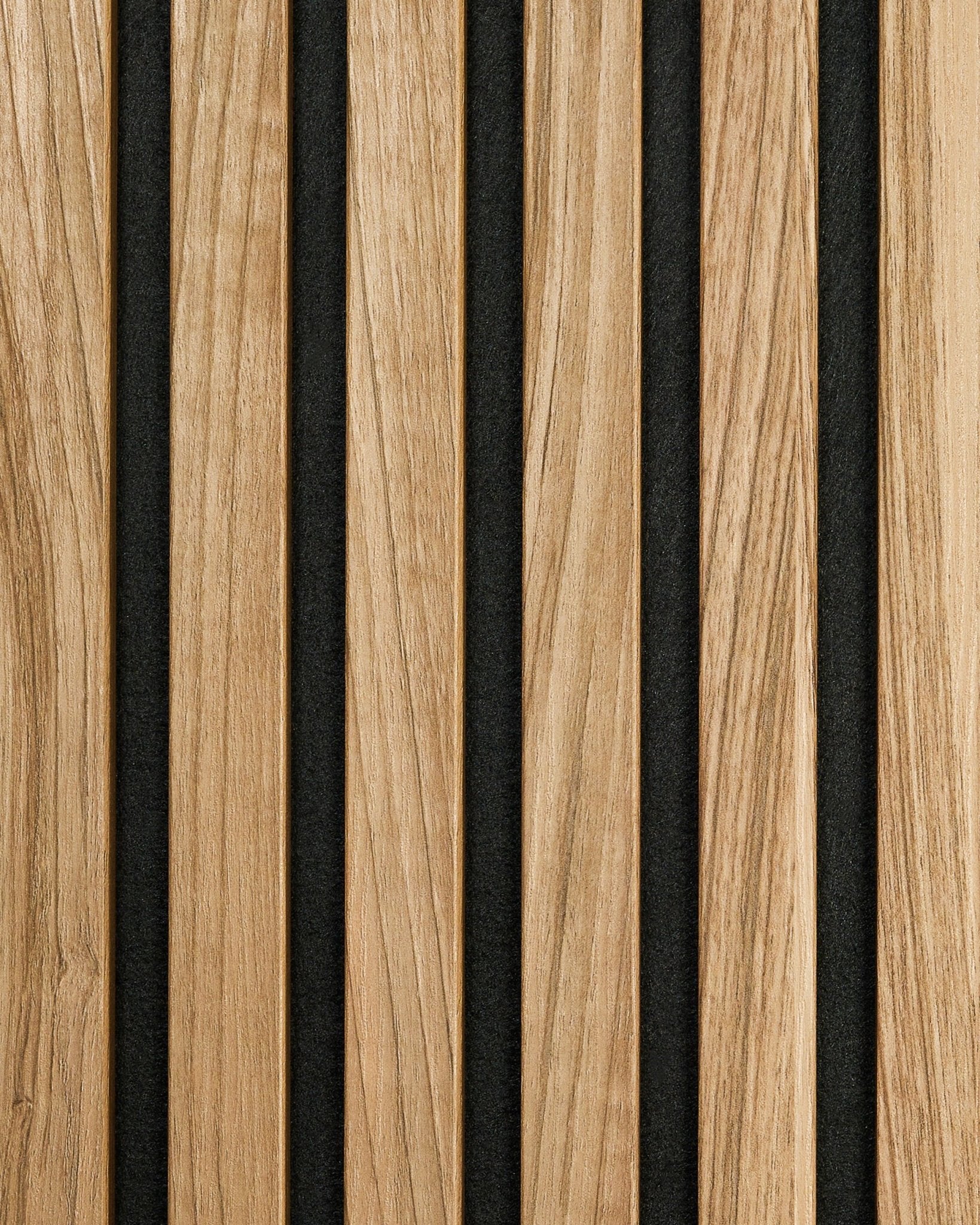 The Essential | Sample / English Walnut från WoodUpp har vertical Akustikpanel lameller i naturlig valnöt med black mellanrum för ett modernt, minimalistiskt uttryck.