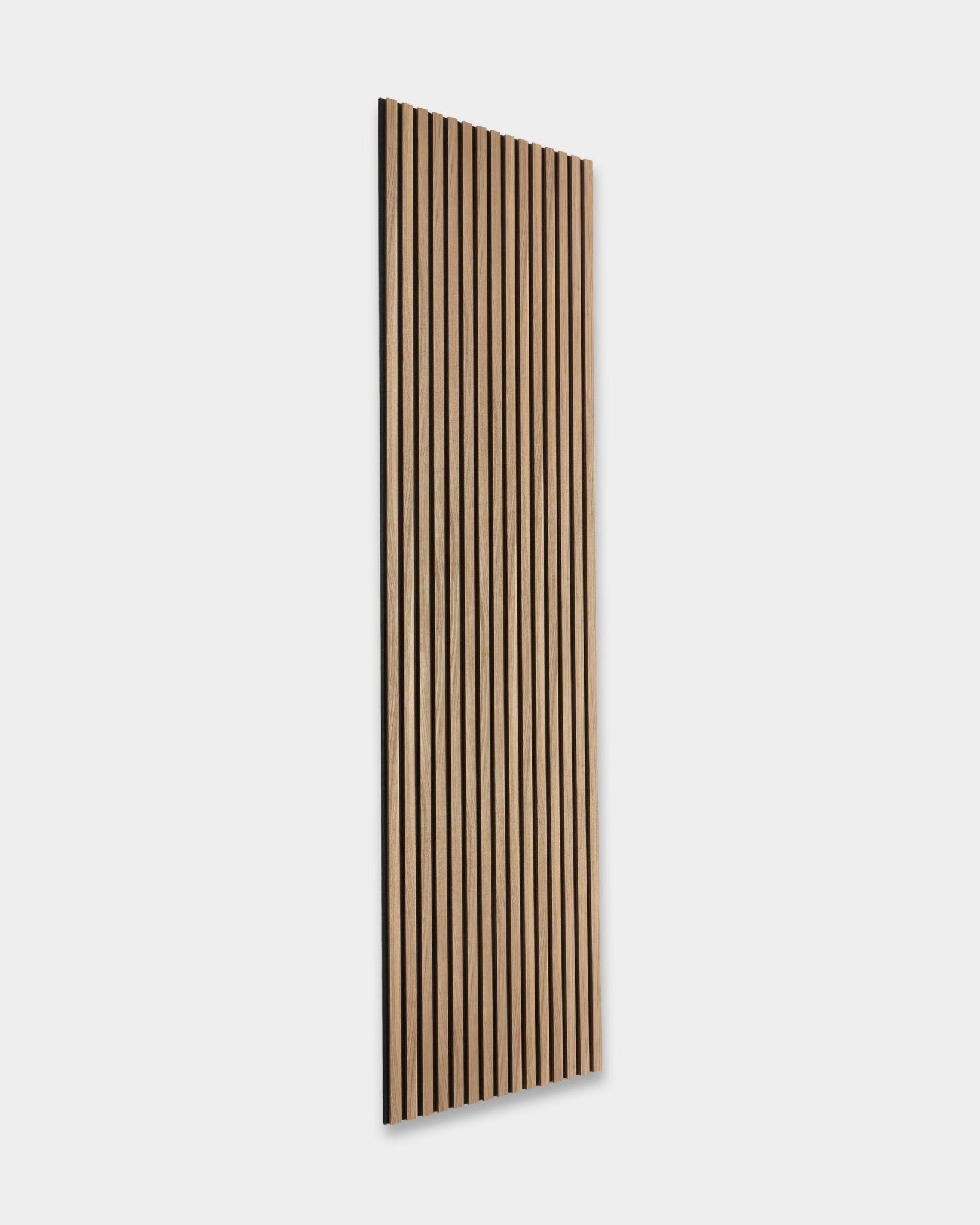 WoodUpp Essential Akupanel i English Walnut, 240 x 60 cm, har vertical trälameller mot en enkel ljusgrå bakgrund. Nordisk design för akustikpanel i trä.